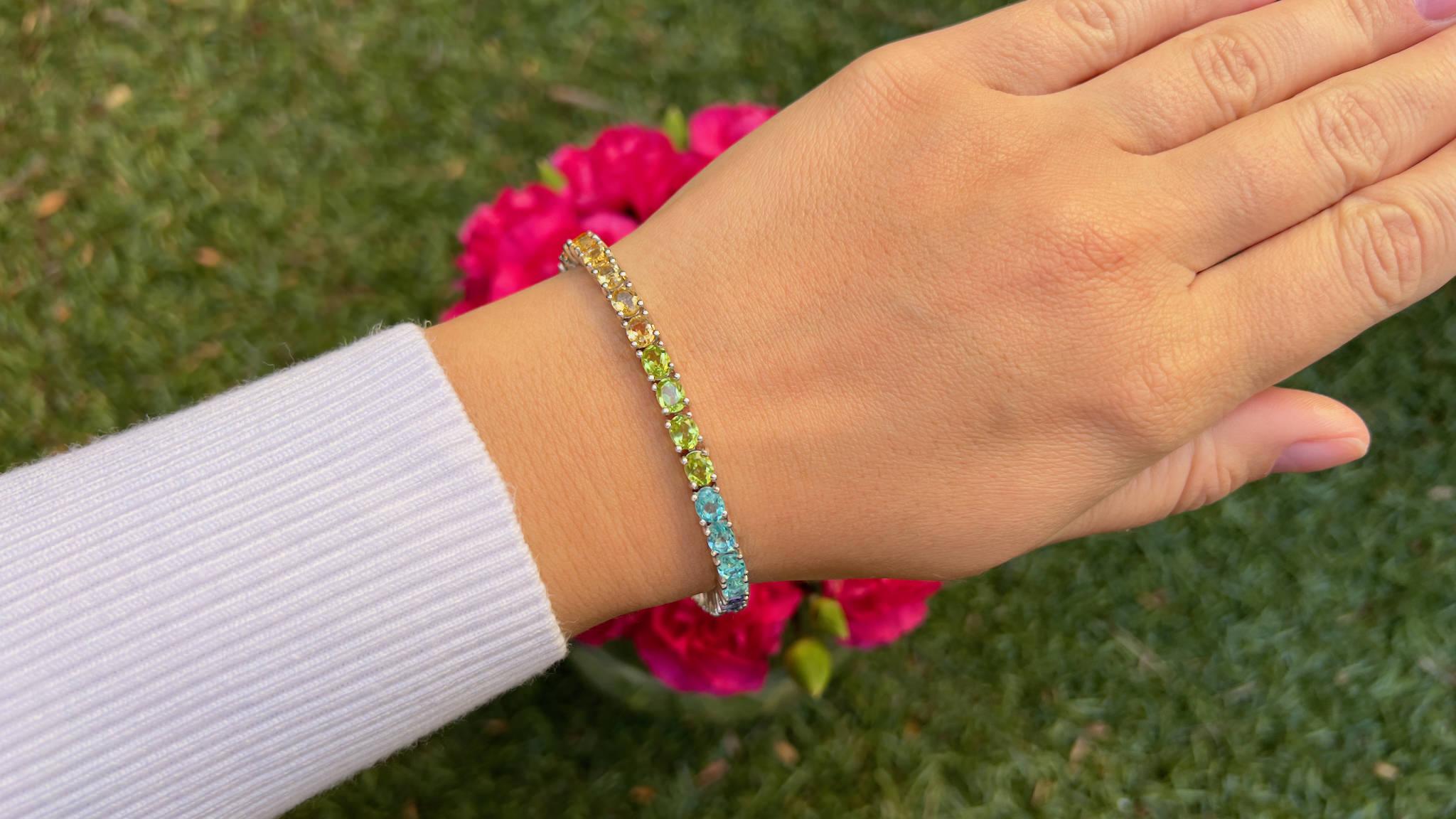Bracelet tennis multi-pierres naturelles arc-en-ciel de 12 carats serti d'argent Excellent état - En vente à Aliso Viejo, CA
