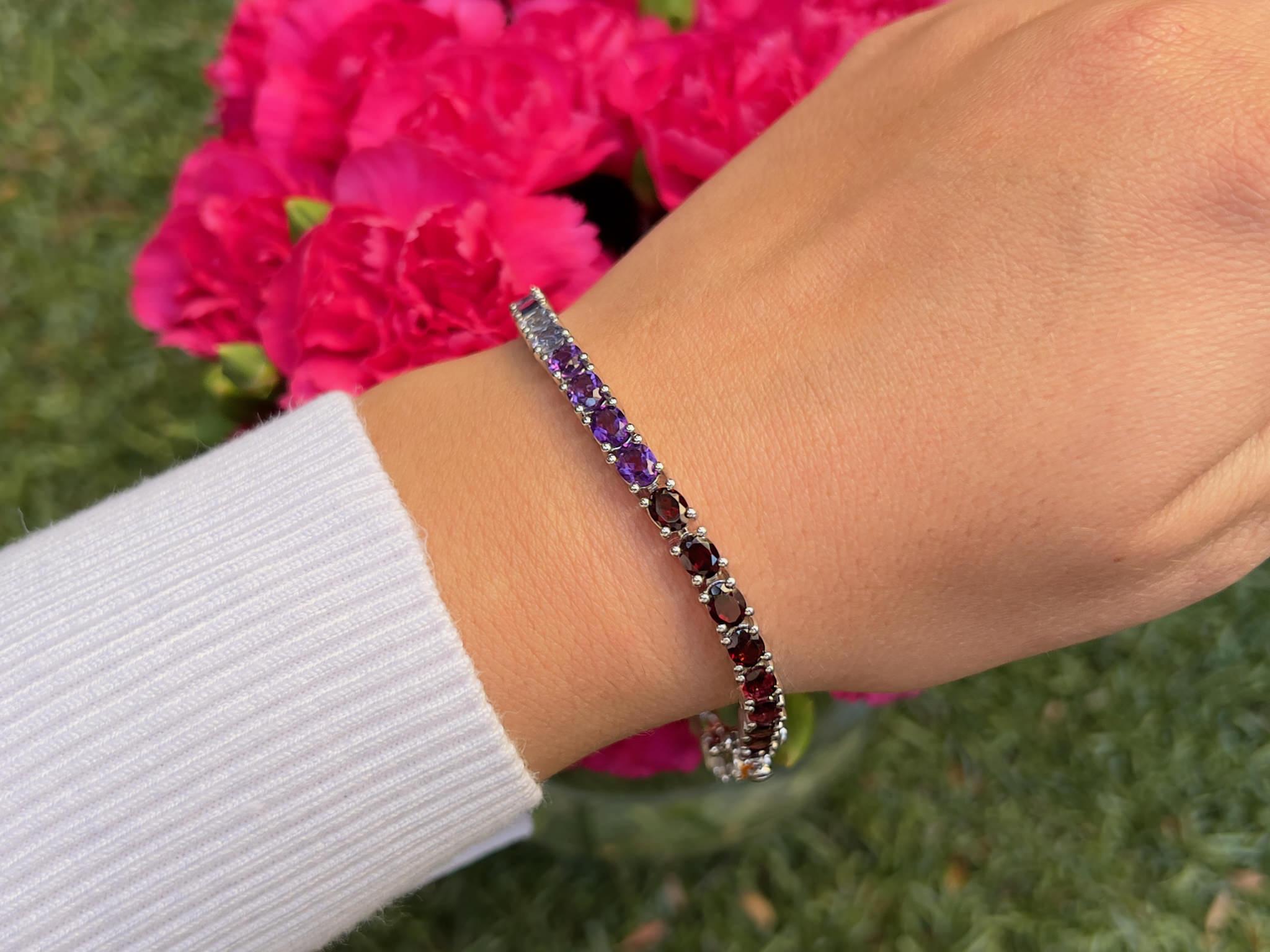 Bracelet tennis multi-pierres naturelles arc-en-ciel de 12 carats serti d'argent en vente 1