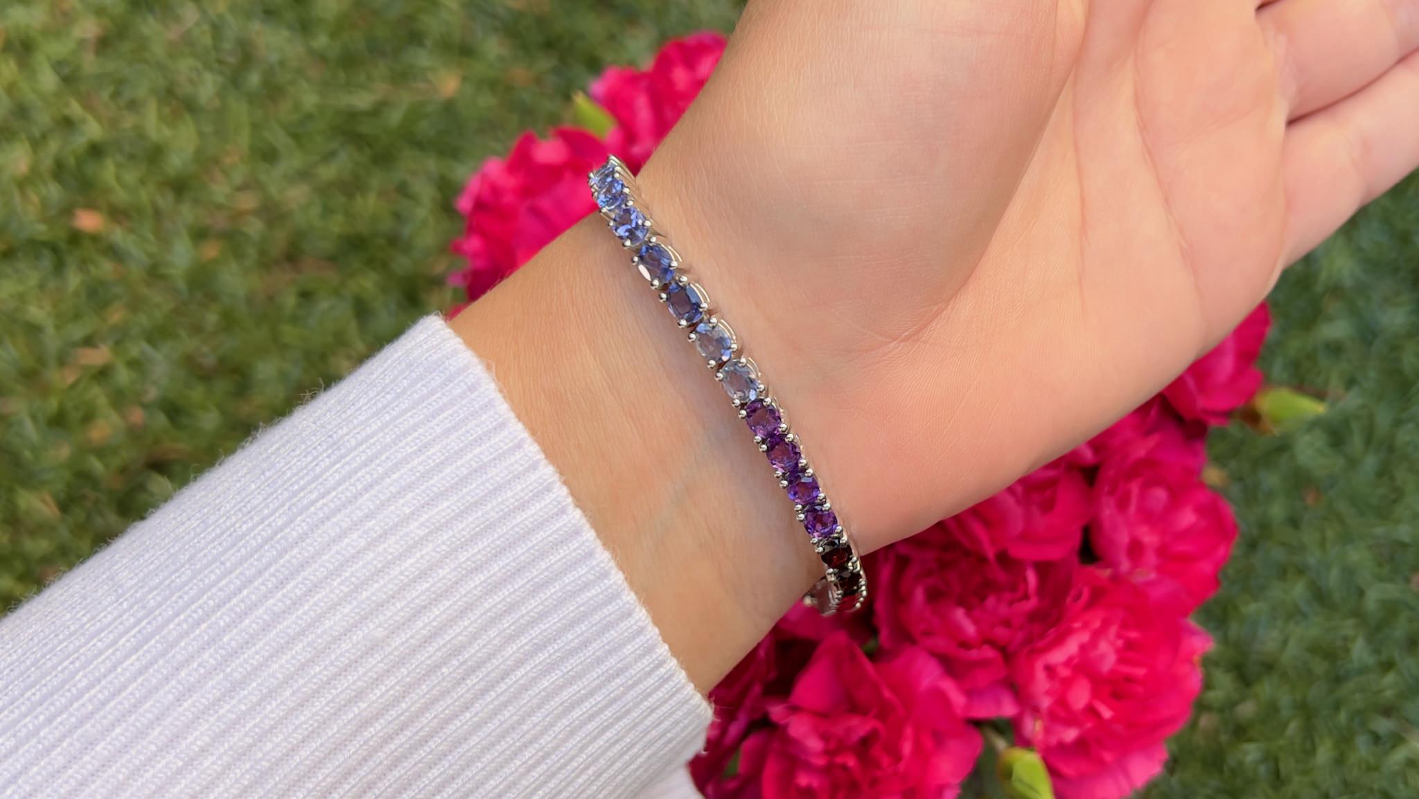 Bracelet tennis multi-pierres naturelles arc-en-ciel de 12 carats serti d'argent en vente 2