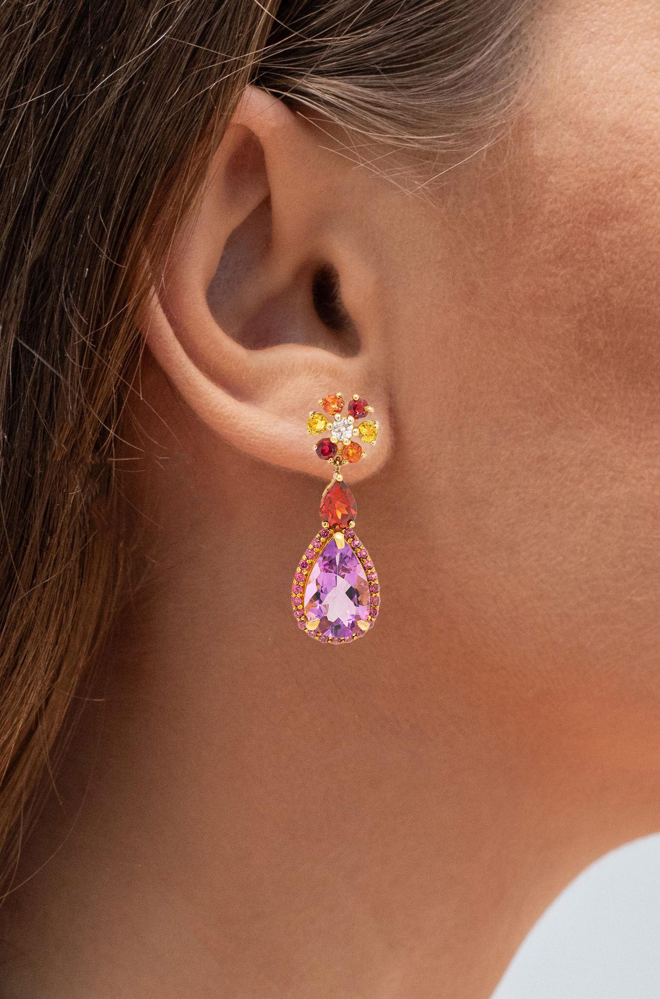 Es kommt mit dem Gemmologischen Gutachten von GIA GG/AJP
Alle Edelsteine sind natürlich
Amethyst = 6,00 Karat
Granat = 2,50 Karat
Rhodolith = 0,82 Karat
Mehrfarbige Saphire = 1.80 Karat
Weißer Zirkon = 0.24 Karat
Metall: 18K Gelbgold plattiertes