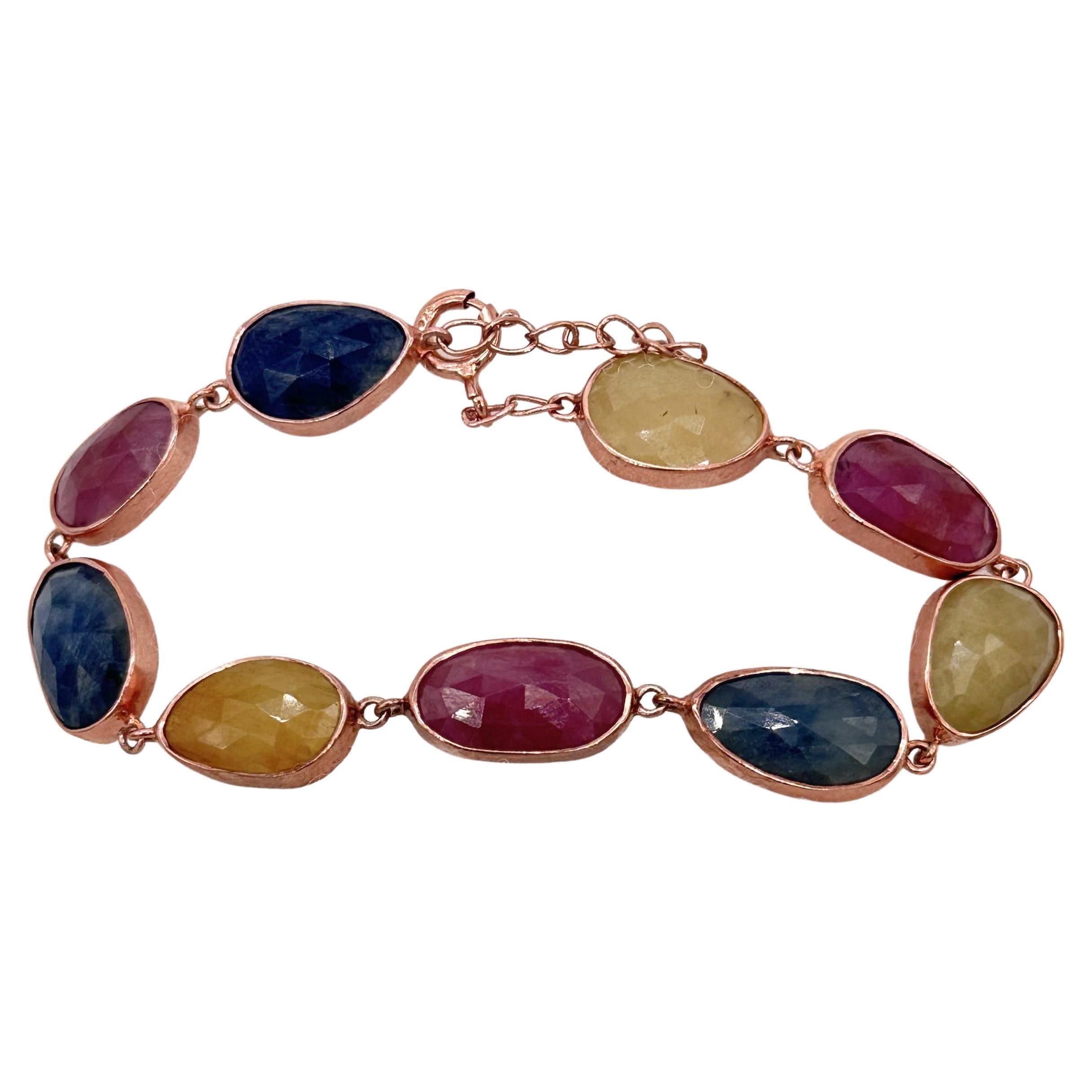 Dieses wunderschöne Tennisarmband mit mehreren Saphiren aus rosévergoldetem Silber besteht aus:

Metall: Silber
Reinheit des Metalls: Sterling Silber oder 92,5% rein
Farbe des Silbers - Rose vergoldet
Edelstein- Natürlicher roher Saphir und roher