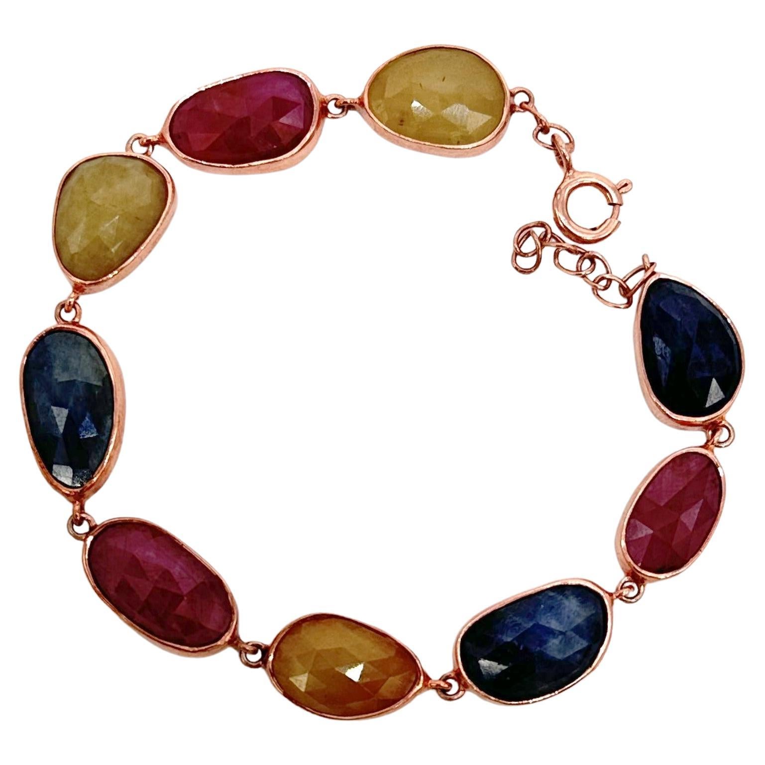 Natürliches, mehrfarbiges, rohes Saphir-Tennisarmband aus vergoldetem Sterlingsilber im Angebot