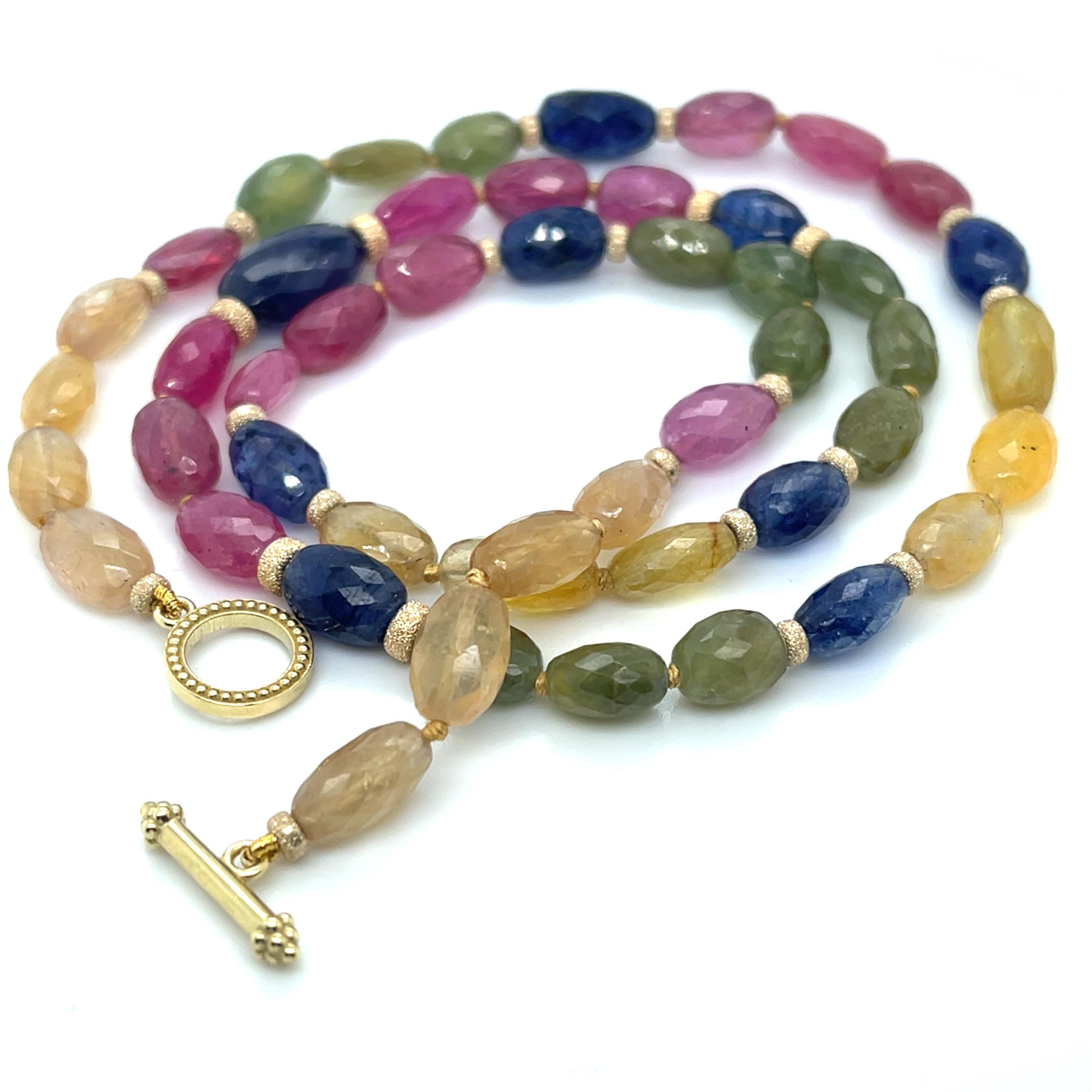 Ce collier de pierres précieuses accrocheur présente une belle collection de saphirs naturels facettés de couleur fantaisie pesant plus de 167 carats ! Des teintes vertes chaudes sont combinées à des teintes jaunes et roses vives qui prennent vie à