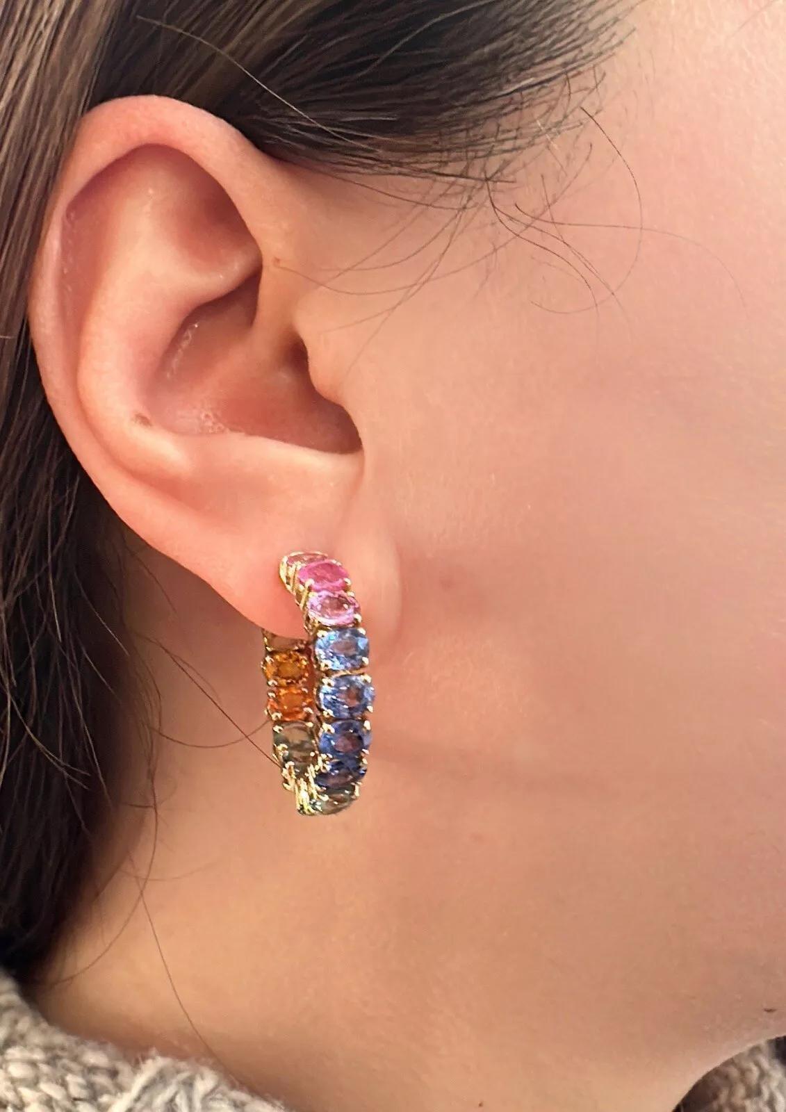 Pendientes de aro de zafiro natural multicolor Inside Out de oro rosa de 18k 

Los pendientes de aro de zafiro multicolor presentan zafiros naturales ovalados facetados en un arco iris de colores engastados horizontalmente por dentro y por fuera en
