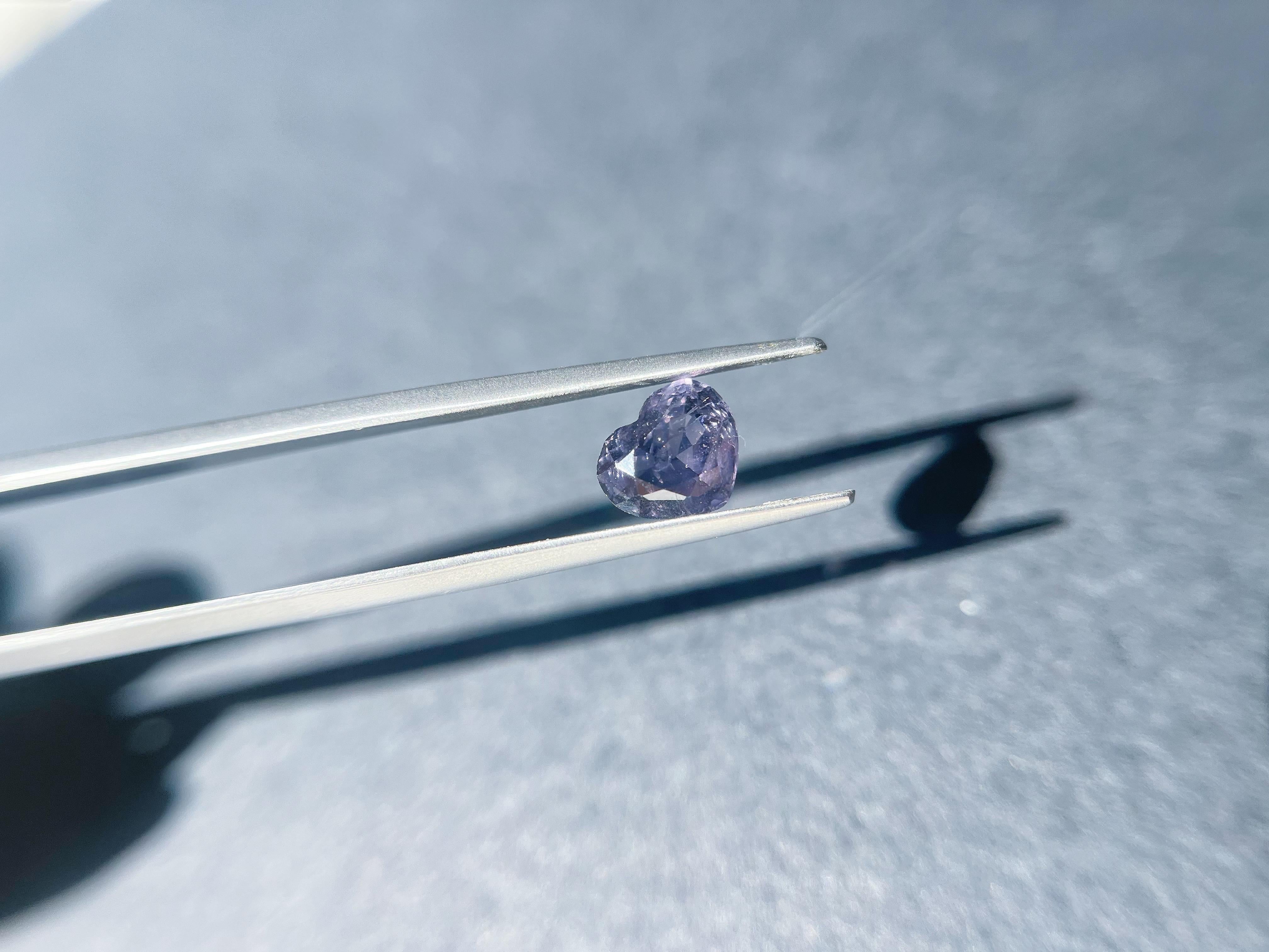 Eleva la tua esperienza di creazione di gioielli con il nostro squisito spinello grigio-violaceo a forma di cuore. Questa splendida gemma naturale è perfetta per creare un pezzo d'effetto: un anello audace, un braccialetto elegante o un ciondolo