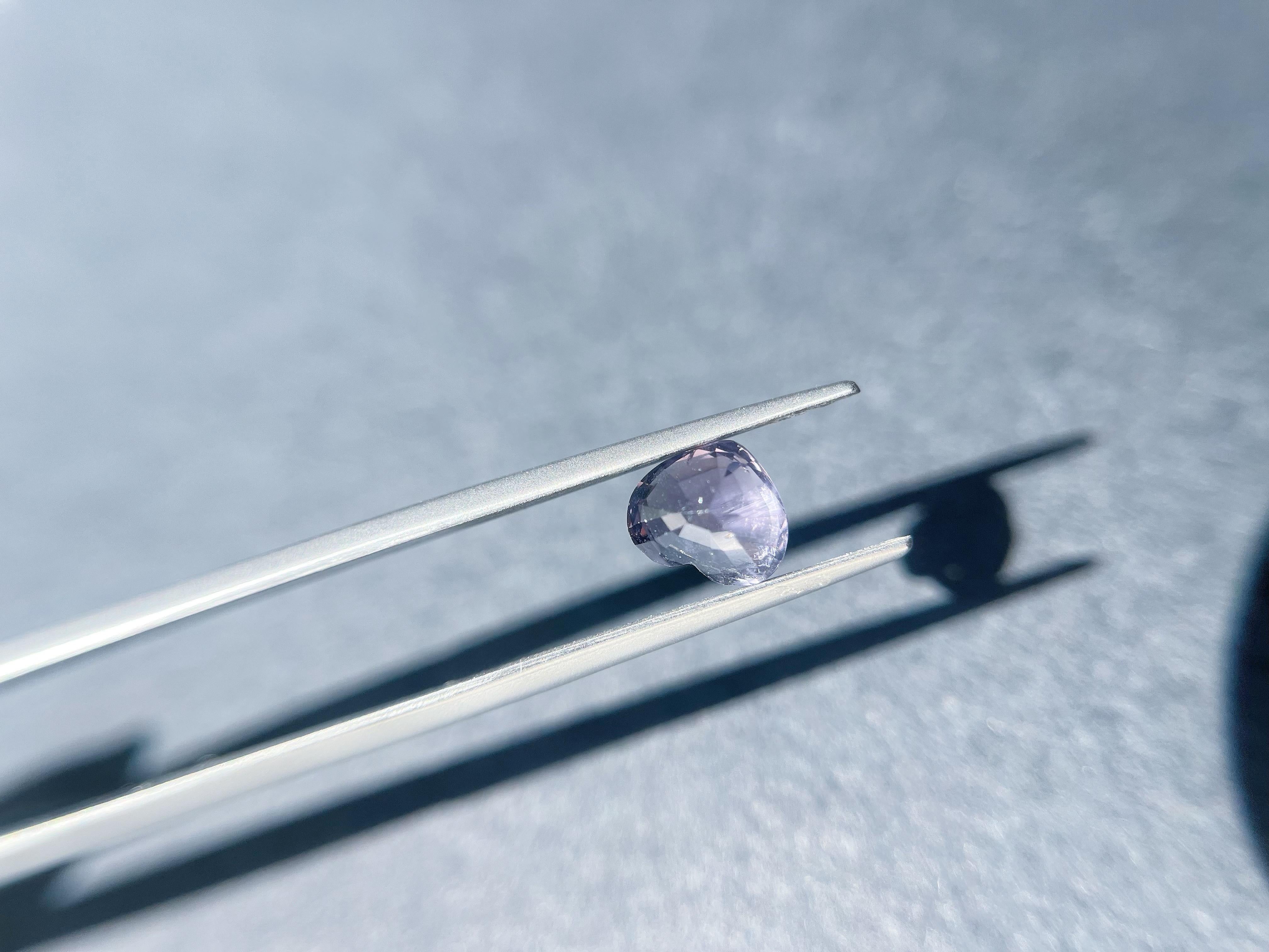 Pietra sciolta di cuore grigio-violaceo naturale di Myanamr - 1,99 carati in vendita 1