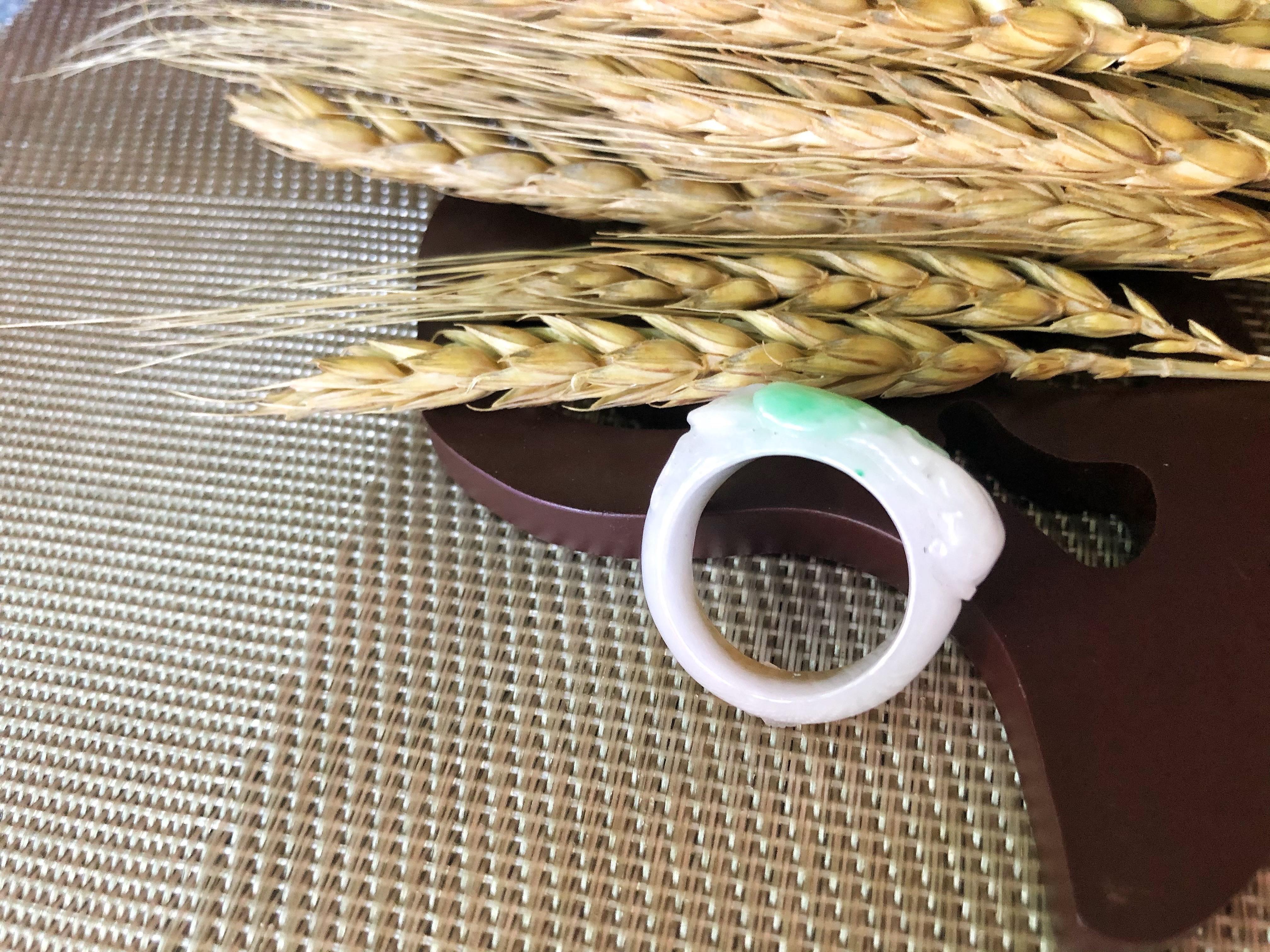Natürlicher Myanmar Apfel Grün Jade geschnitzt Ring Band im Angebot 8