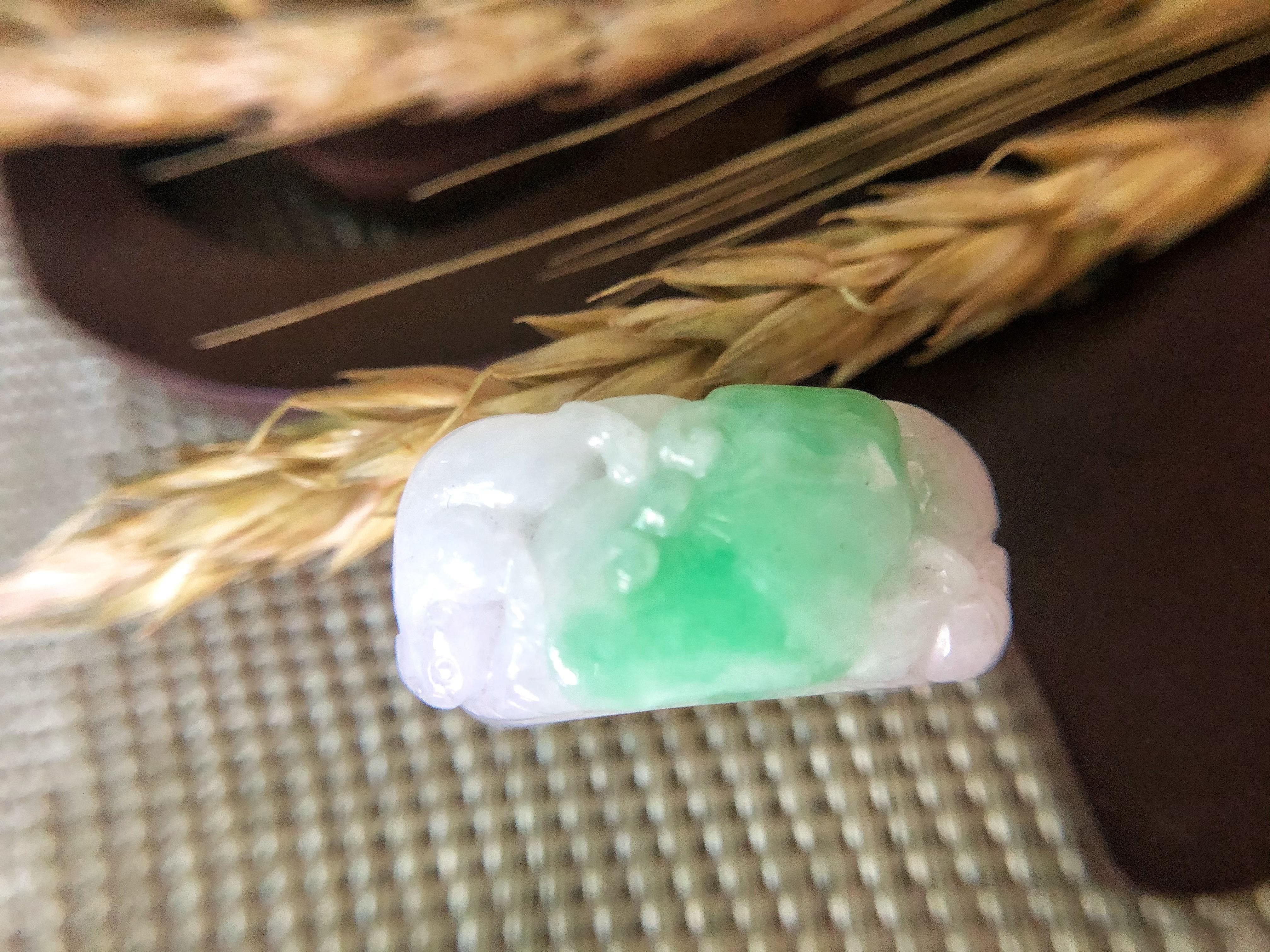 Natürlicher Myanmar Apfel Grün Jade geschnitzt Ring Band (Gemischter Schliff) im Angebot