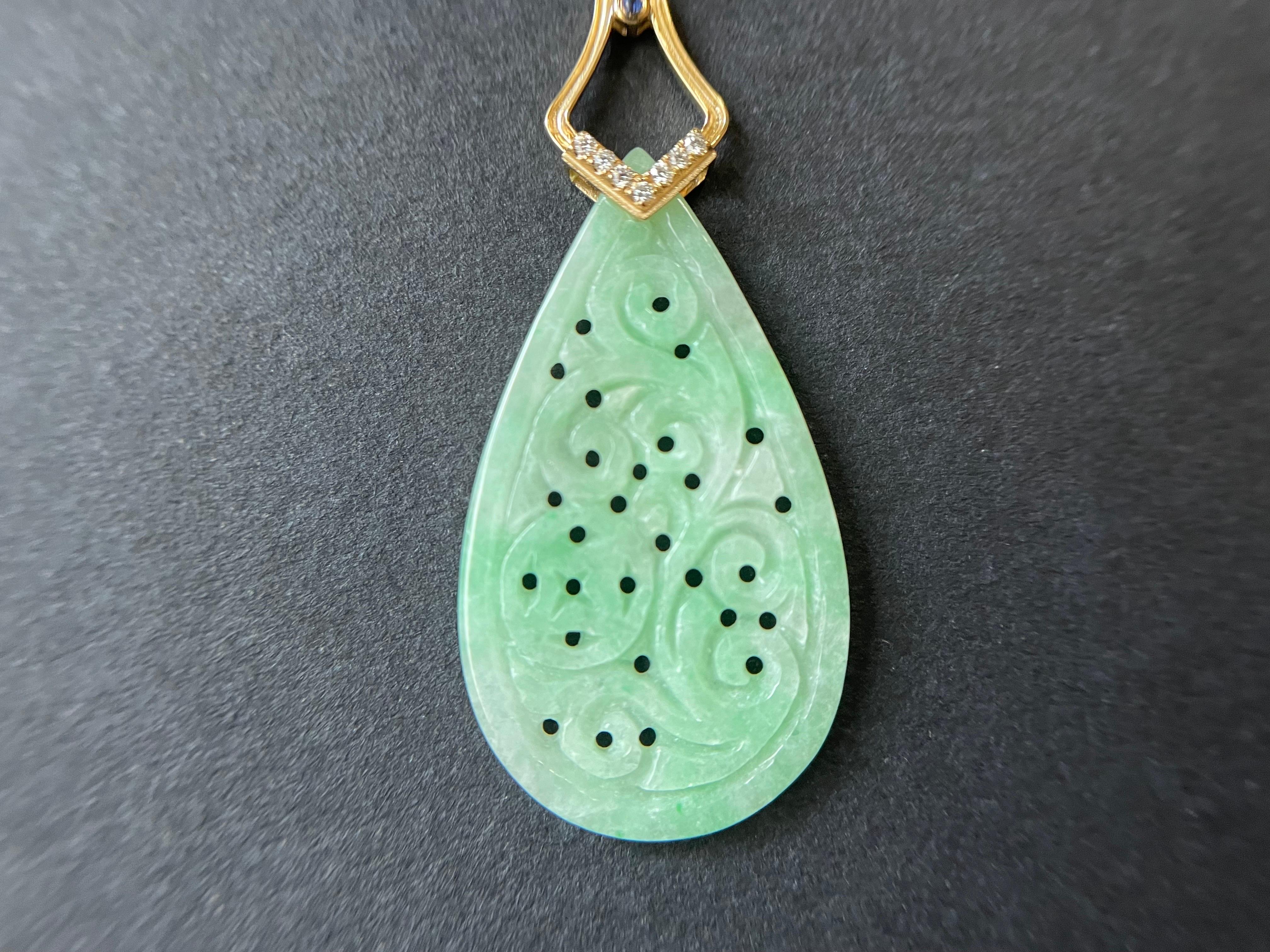 Natural Myanmar Apple Green Jadeite Carved Asymmetric Earrings In New Condition For Sale In Kowloon, HK