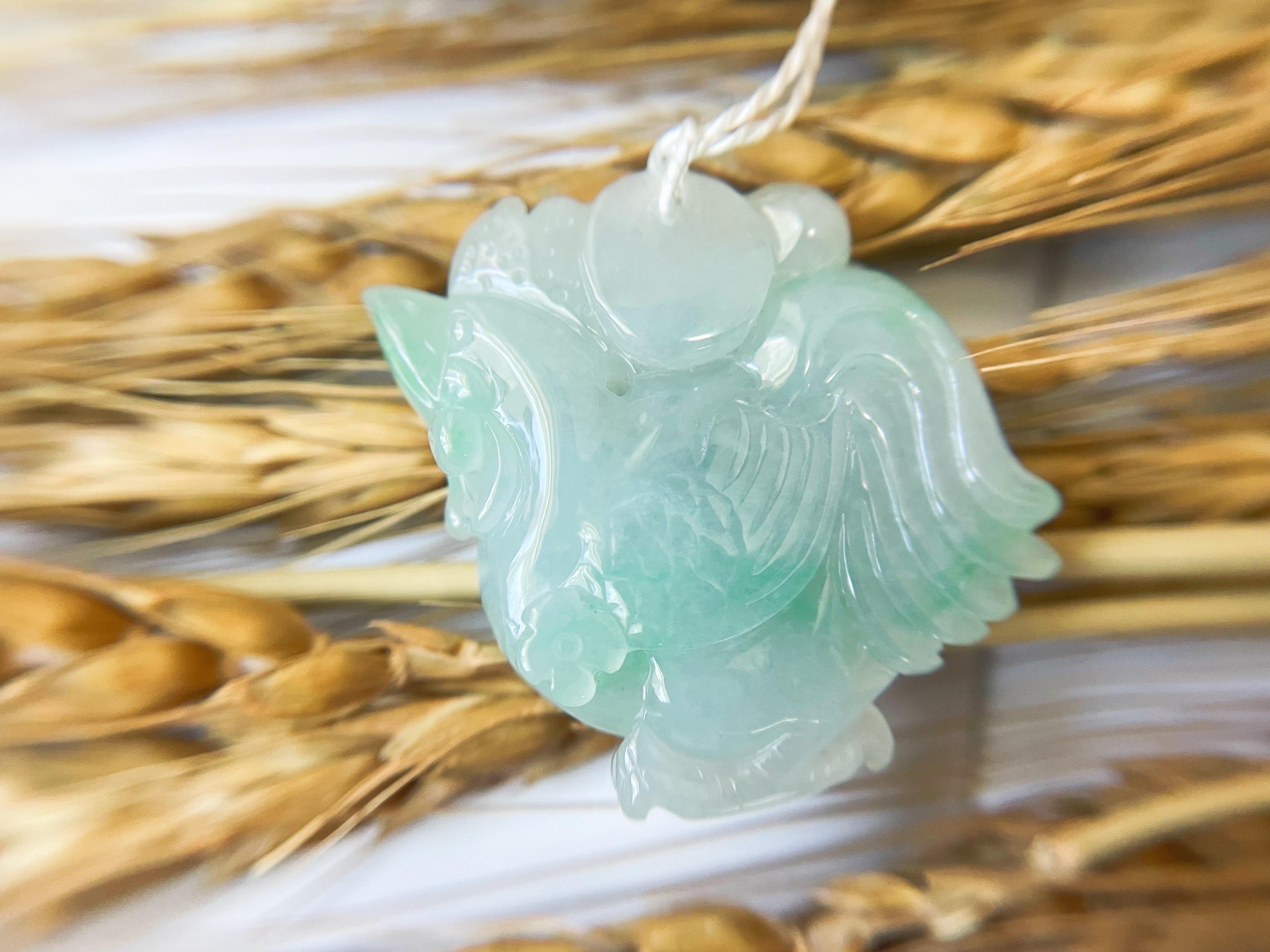 Ce pendentif en jade est 100 % naturel, non traité et non teinté en jadéite de type A du Myanmar. Il est sculpté à la main en forme de coq. De magnifiques taches vert pomme offertes par Mère Nature rendent ce pendentif tout simplement unique et