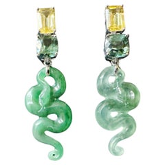 Pendientes de serpiente de jade natural certificado de Myanmar en oro blanco de 18 quilates con zafiros