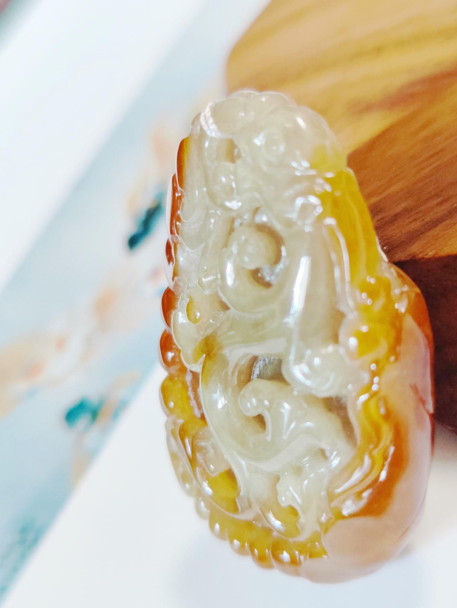 Jade bicolore naturel du Myanmar sculpté sur les deux faces d'un dragon ancien en vente 5