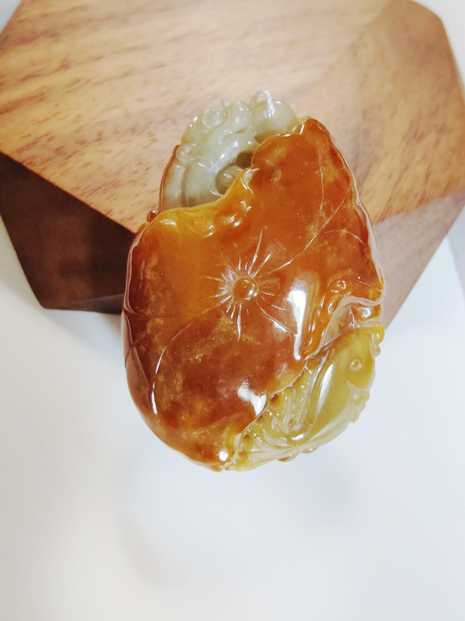 Jade bicolore naturel du Myanmar sculpté sur les deux faces d'un dragon ancien en vente 9