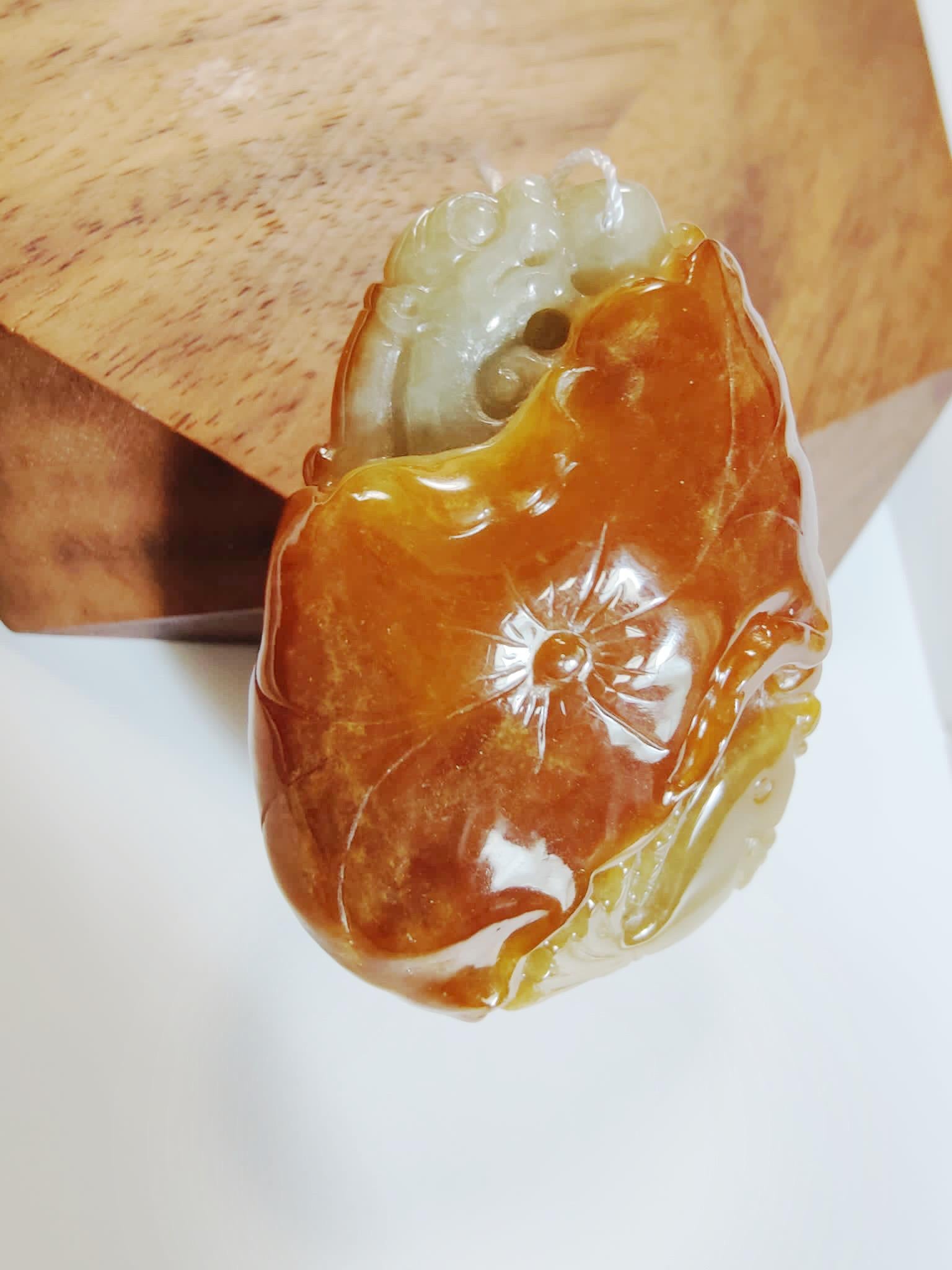 Jade bicolore naturel du Myanmar sculpté sur les deux faces d'un dragon ancien en vente 10