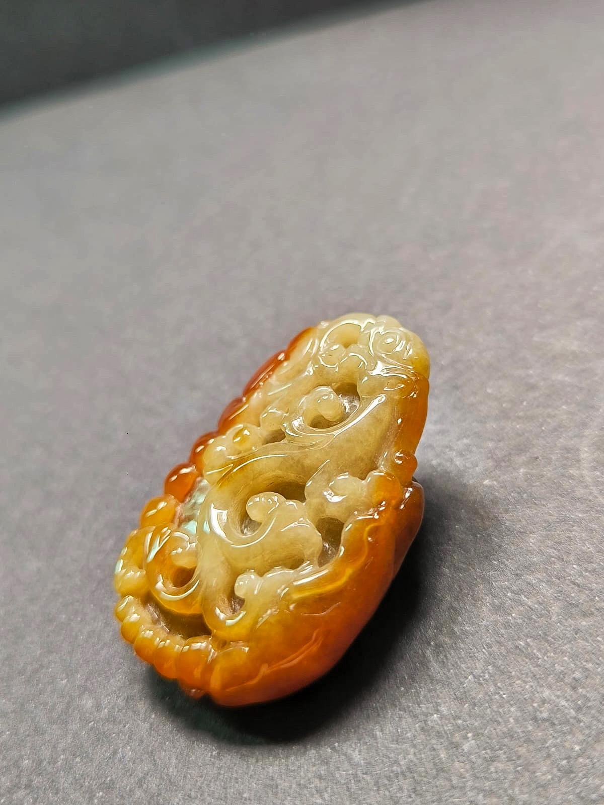 Préparez-vous à embarquer pour un voyage captivant à travers les âges avec ce superbe pendentif en jadéite naturelle, imprégné de l'essence ancienne du dragon légendaire.

Provenant directement des riches mines du Myanmar, cette magnifique jadéite