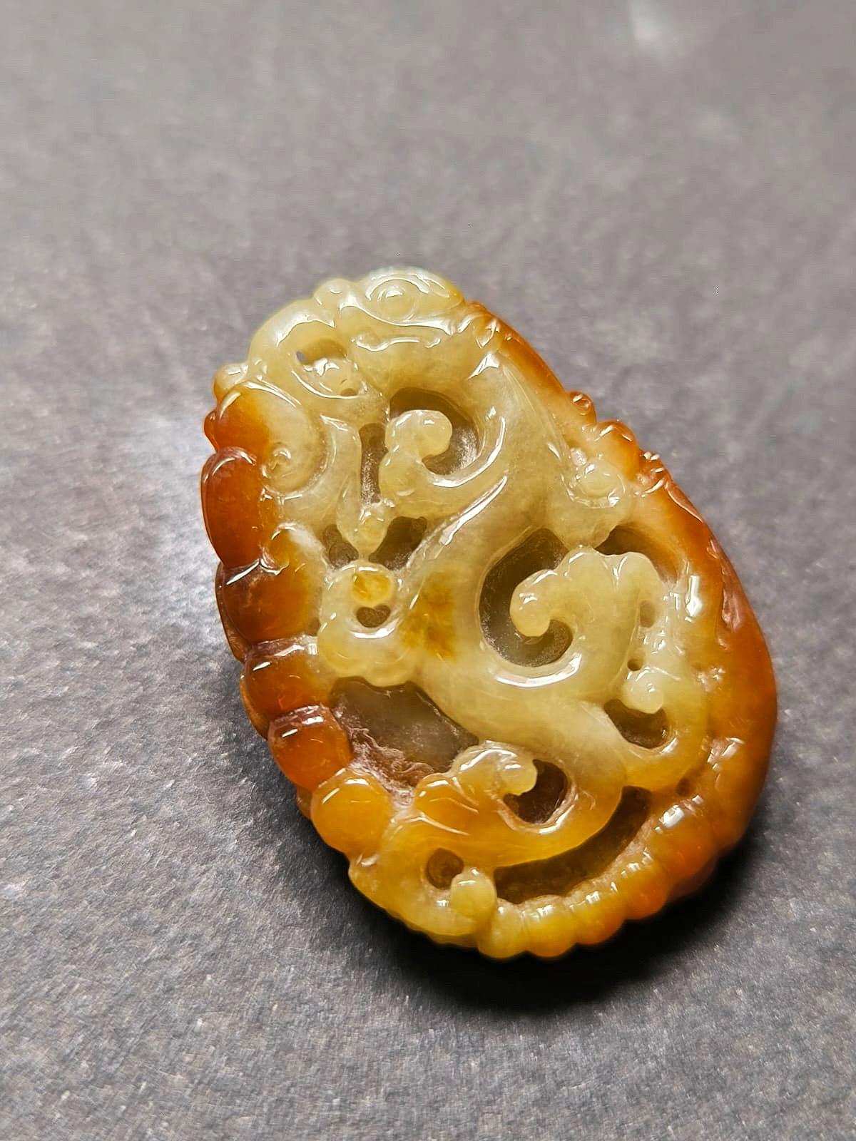 Artisan Jade bicolore naturel du Myanmar sculpté sur les deux faces d'un dragon ancien en vente