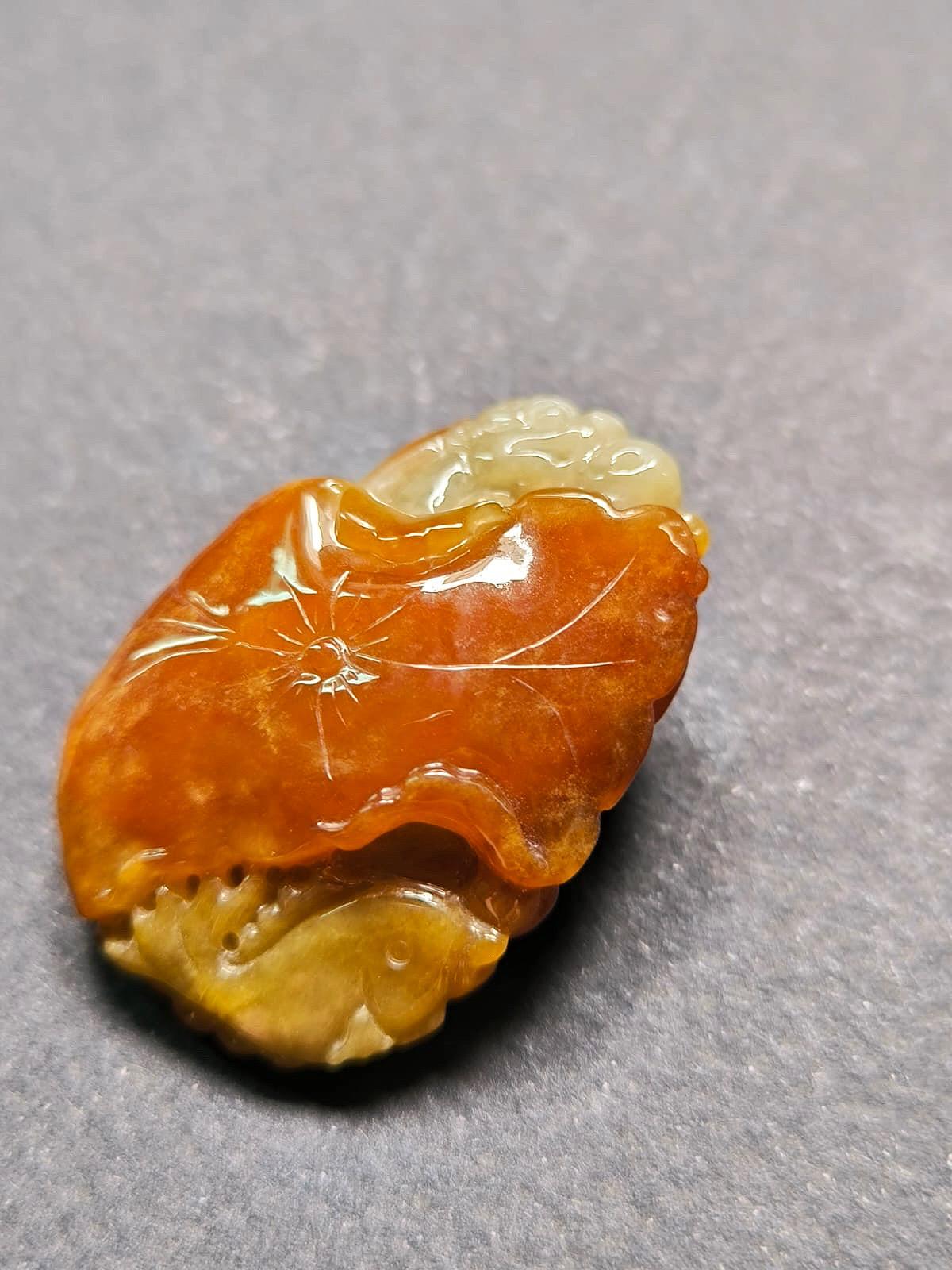 Taille mixte Jade bicolore naturel du Myanmar sculpté sur les deux faces d'un dragon ancien en vente