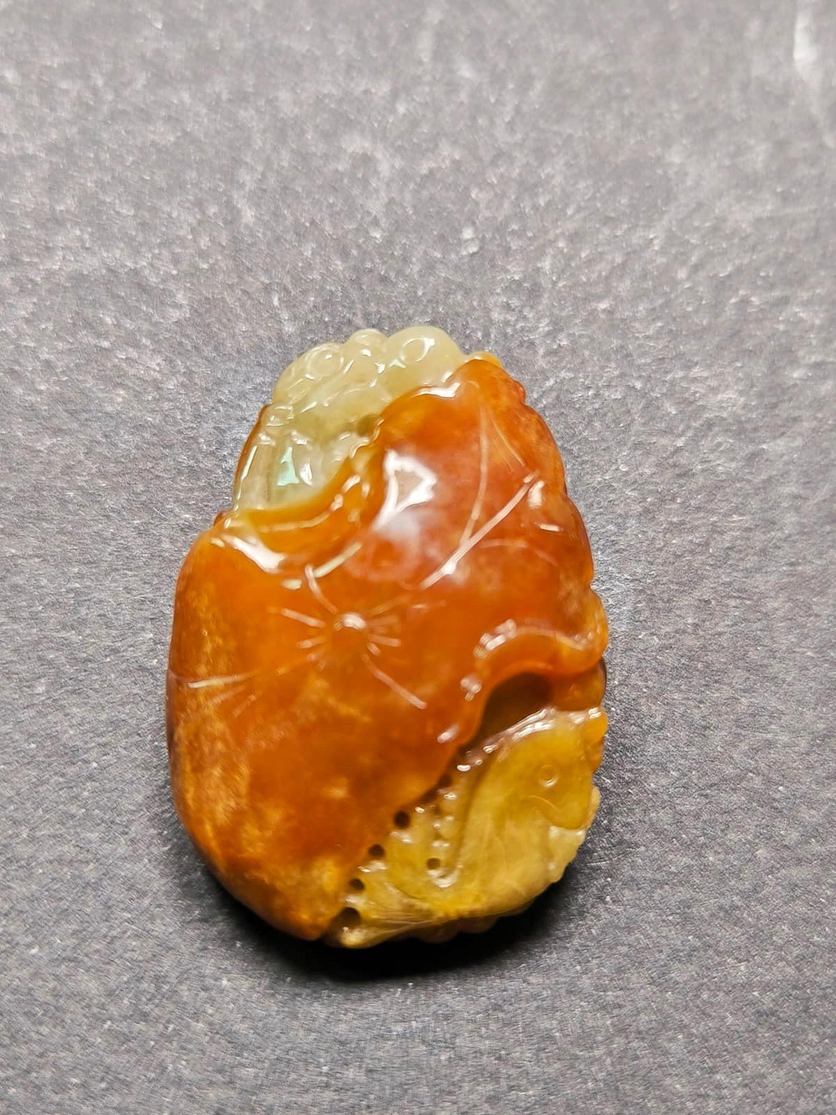 Jade bicolore naturel du Myanmar sculpté sur les deux faces d'un dragon ancien Unisexe en vente