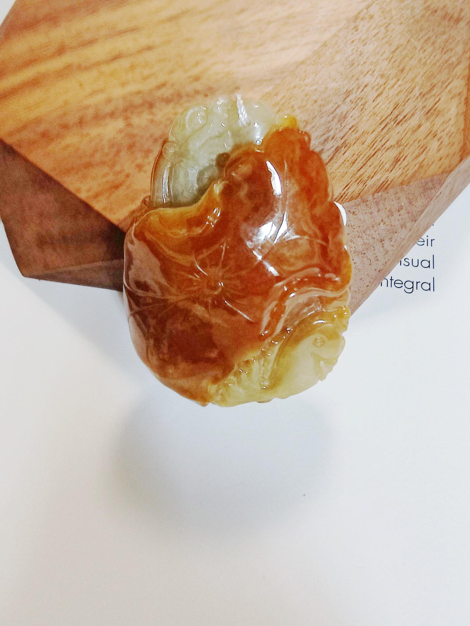 Jade bicolore naturel du Myanmar sculpté sur les deux faces d'un dragon ancien en vente 1