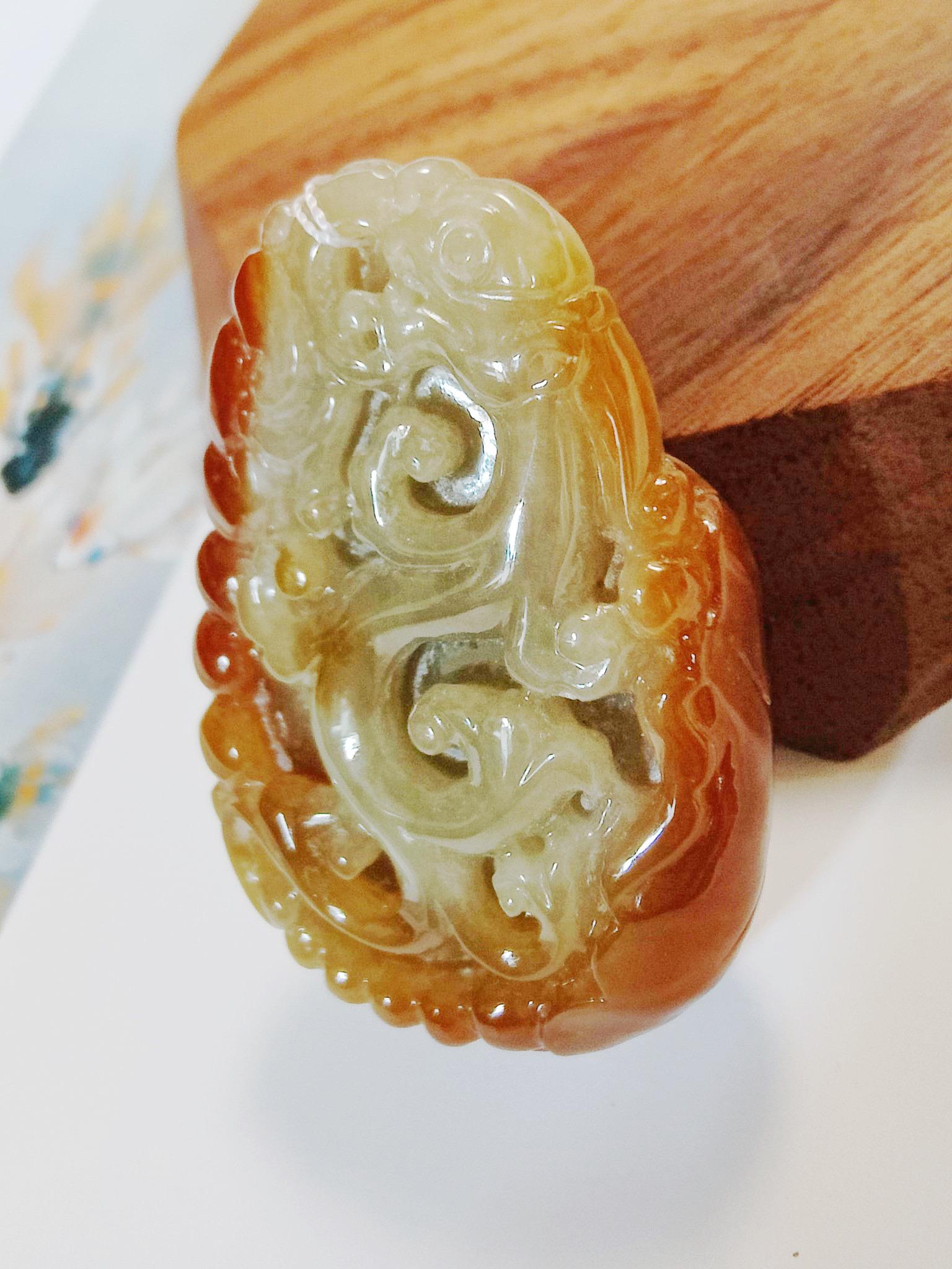 Jade bicolore naturel du Myanmar sculpté sur les deux faces d'un dragon ancien en vente 3