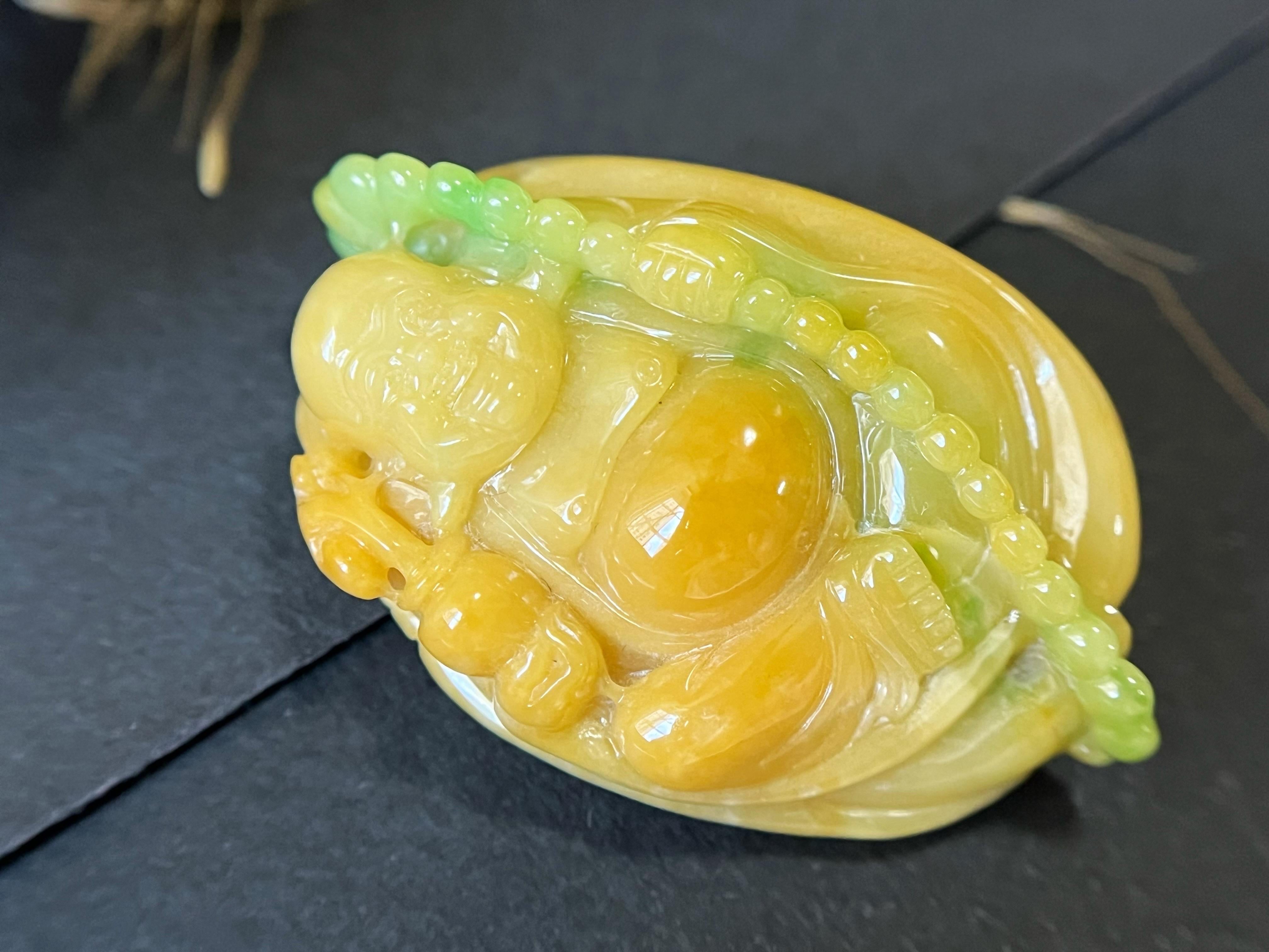 Erleben Sie die Schönheit der Natur mit diesem exquisiten Jade-Anhänger, handgeschnitzt in Form eines Happy Buddha mit Reshi. Dieser Anhänger ist aus 100% natürlicher, unbehandelter und ungefärbter Jade vom Typ A aus Myanmar gefertigt. Er besticht