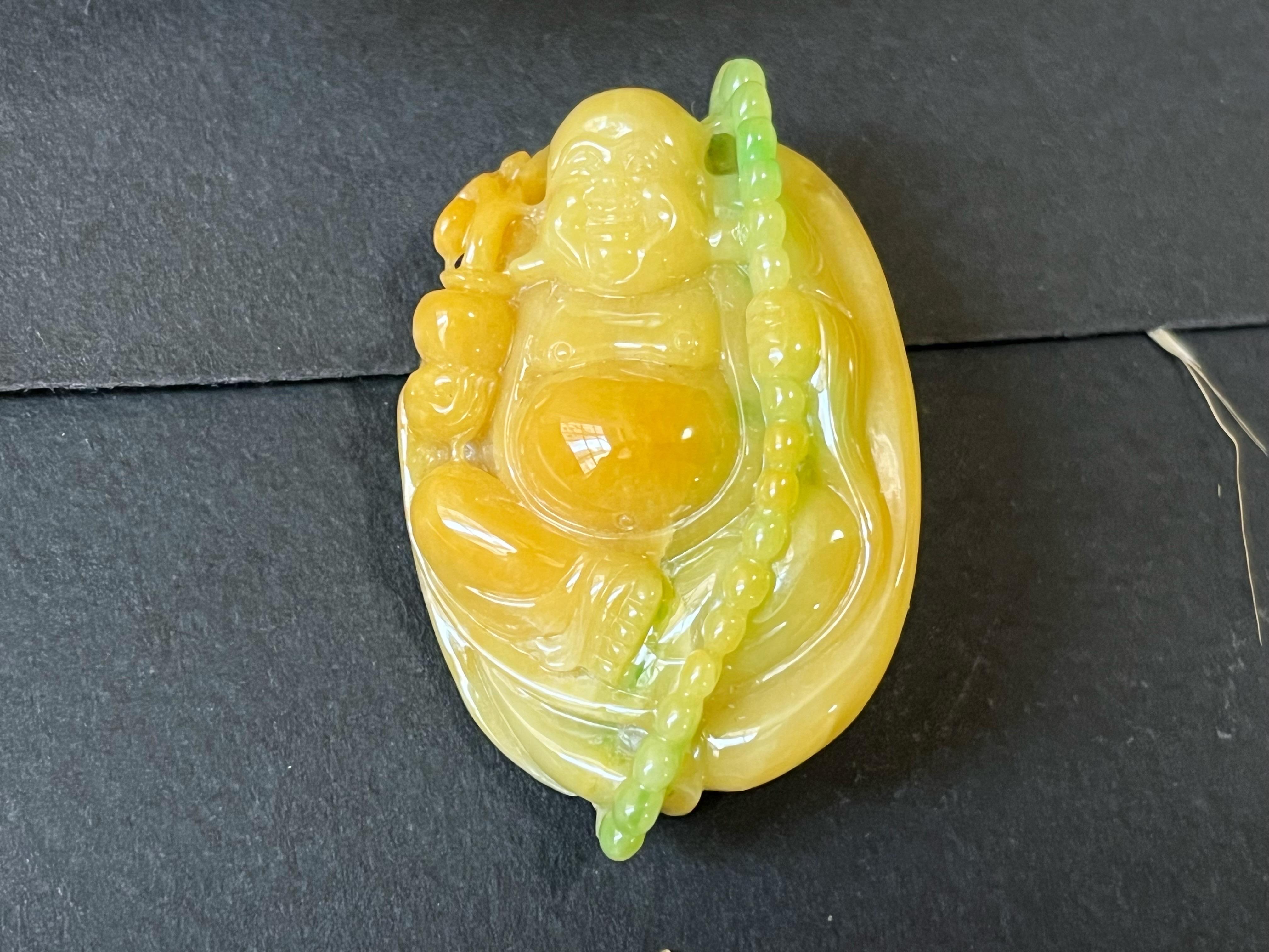 Natürlicher Myanmar Bi-color Jadeit Handgeschnitzter Happy Buddha-Anhänger (Arts and Crafts)