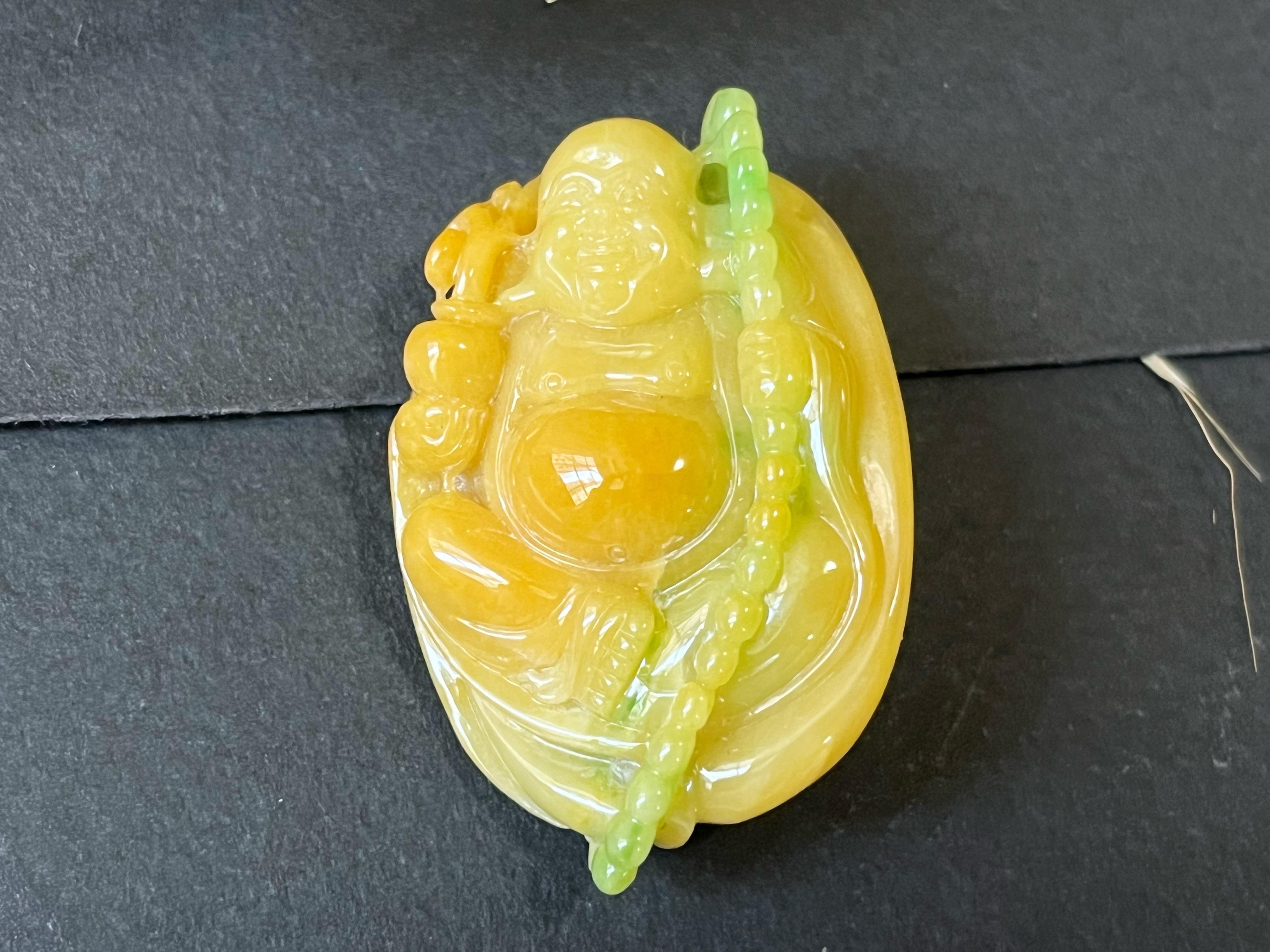 Natürlicher Myanmar Bi-color Jadeit Handgeschnitzter Happy Buddha-Anhänger 2