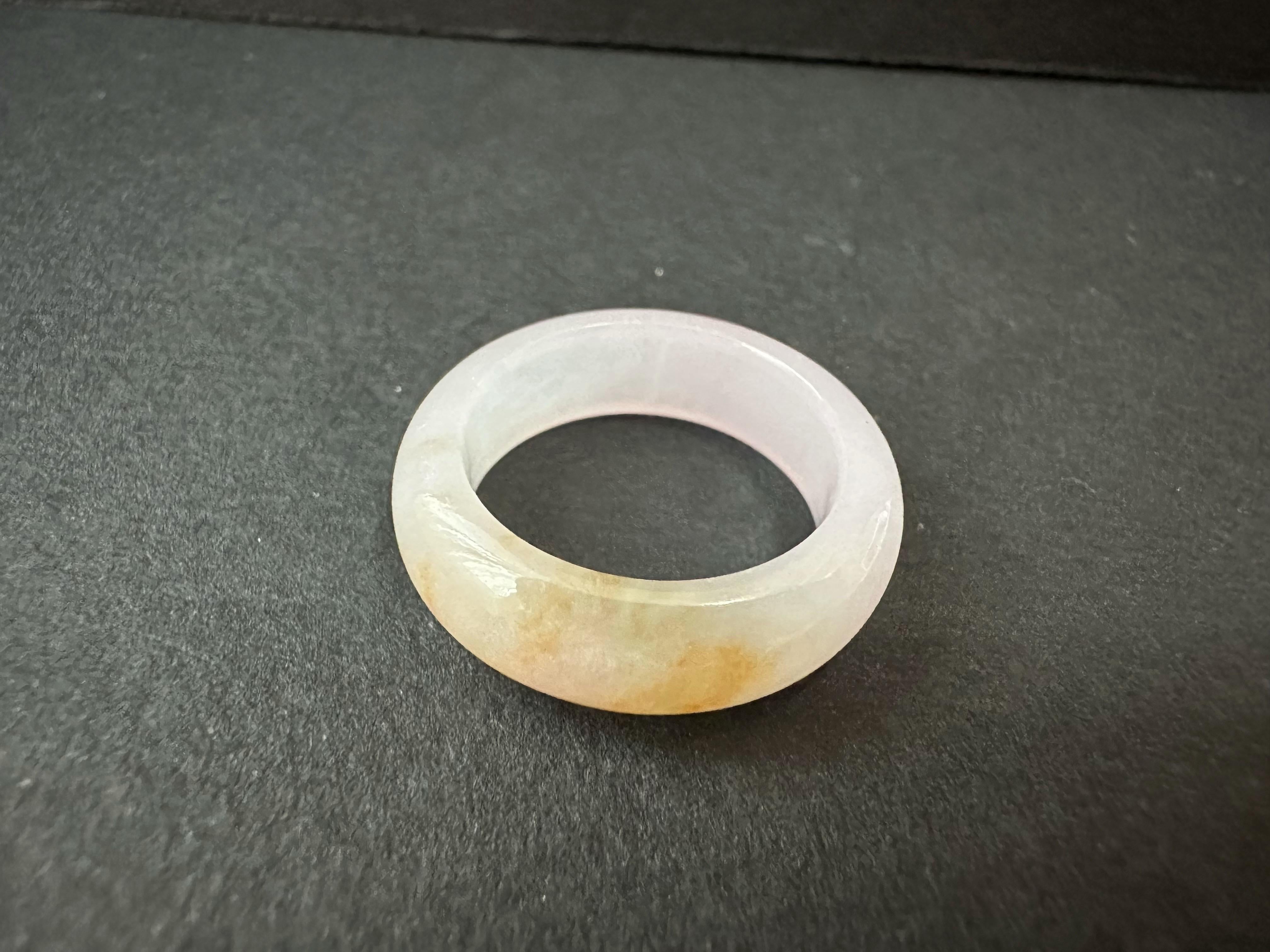 Bague minimaliste du Myanmar en jadéite naturelle bicolore rose dorée jaune en vente 8