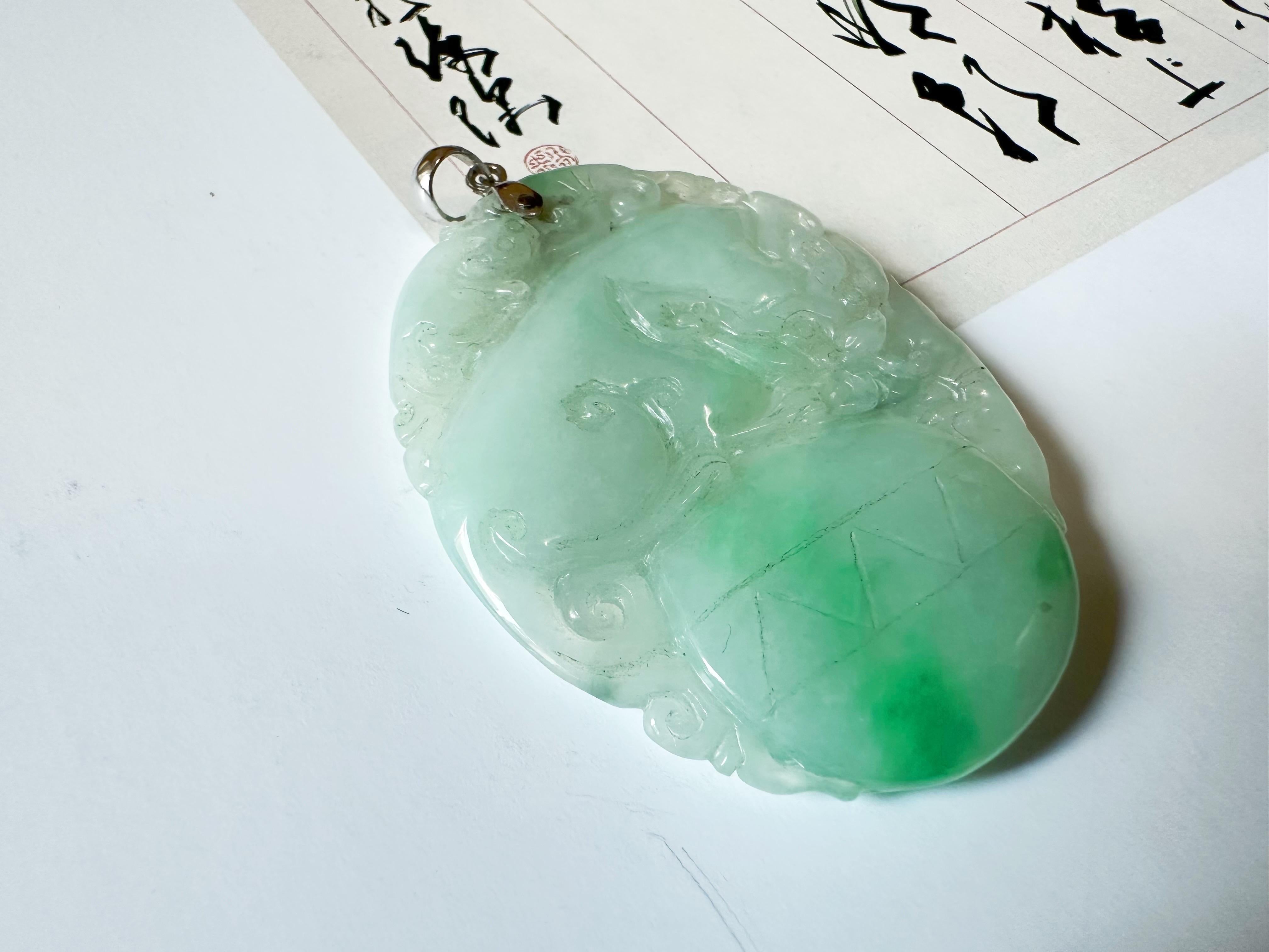 Pendentif Loong Jade naturel du Myanmar vert vif avec clous en or 18 carats en vente 5