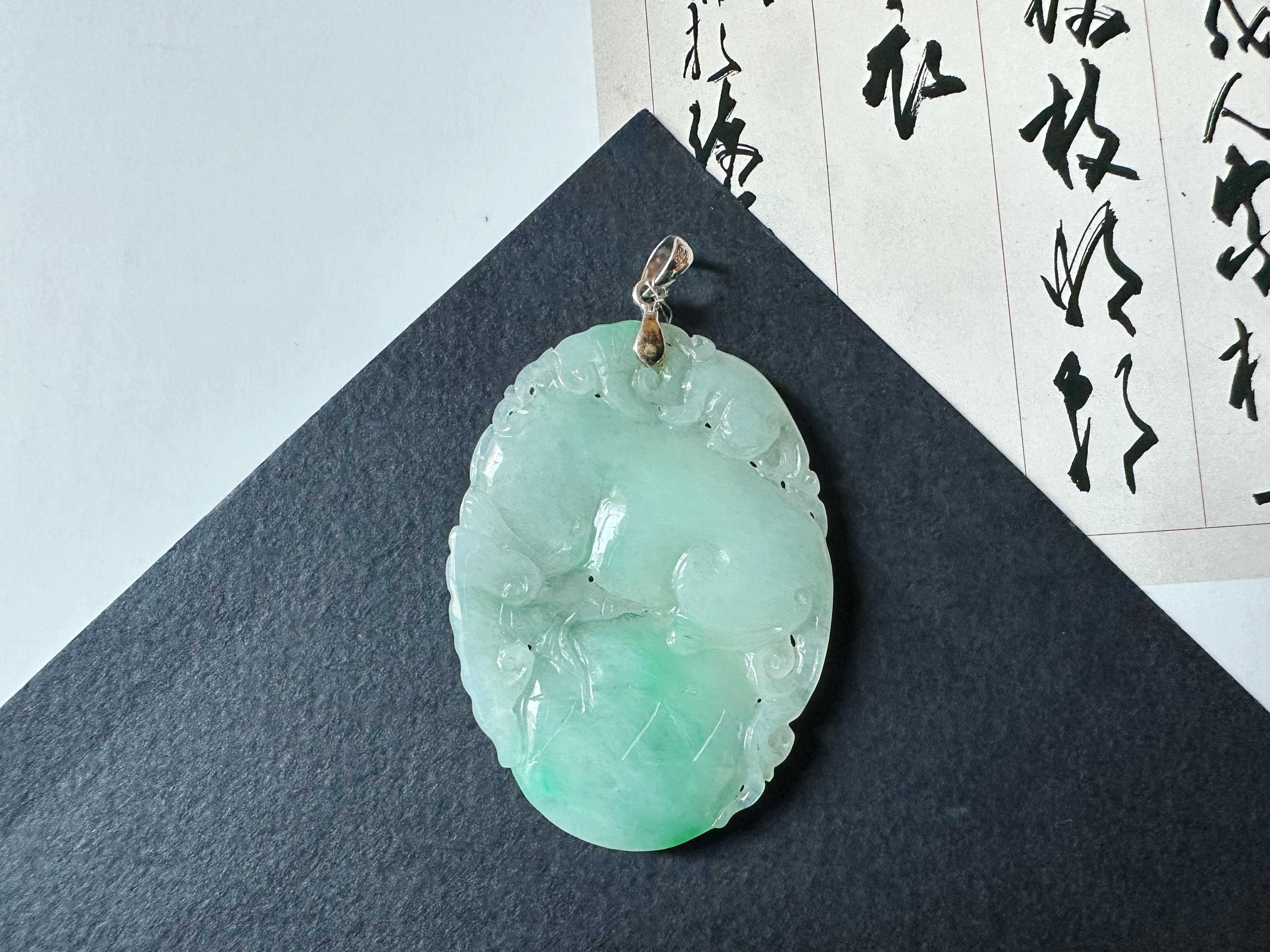 Découvrez la beauté enchanteresse de notre pendentif en jade Loong vert vif naturel du Myanmar, une pièce étonnante qui incarne l'élégance et la signification mythologique. Fabriqué à la main à partir de jade de première qualité provenant du