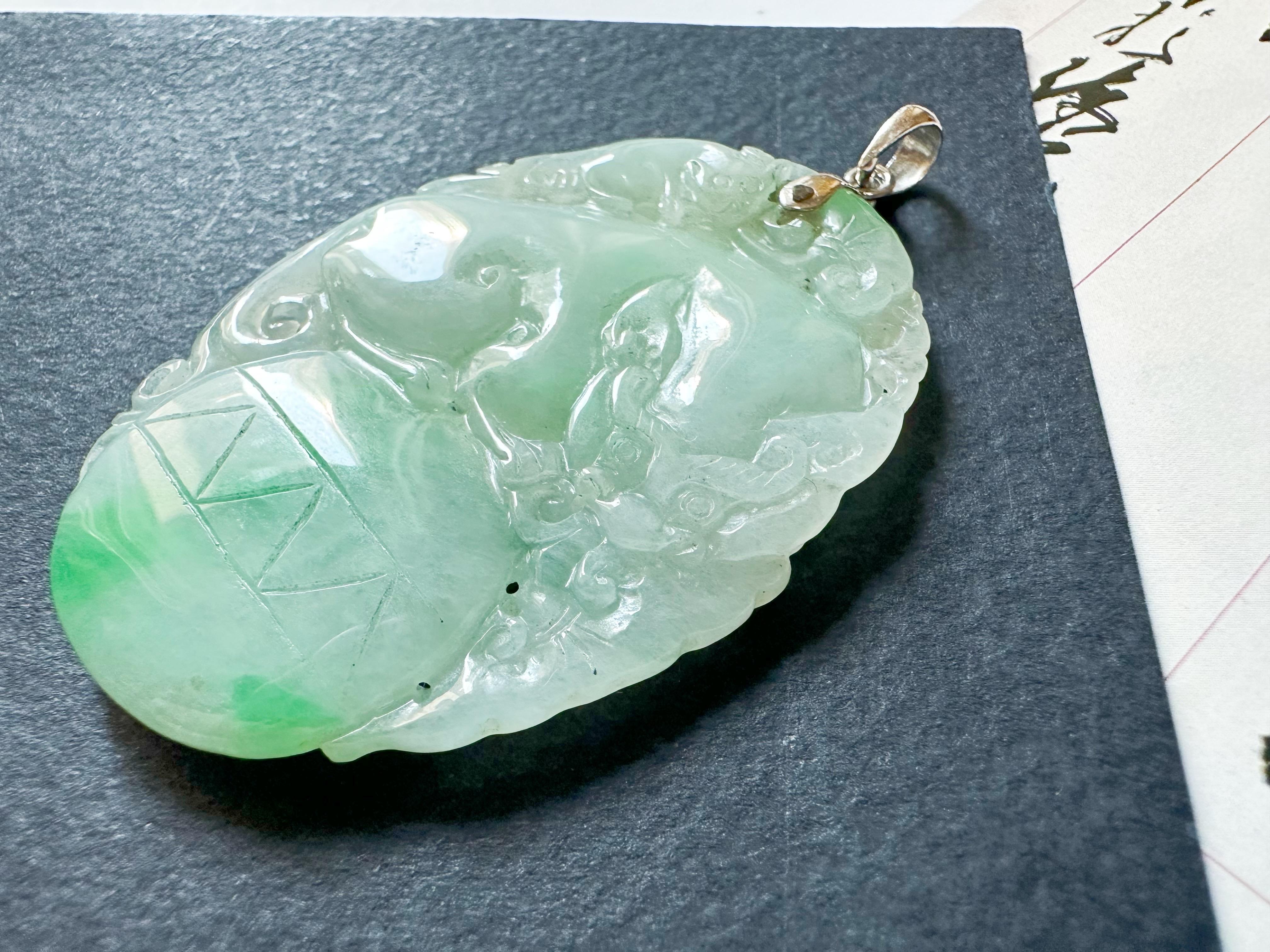 Taille ovale Pendentif Loong Jade naturel du Myanmar vert vif avec clous en or 18 carats en vente