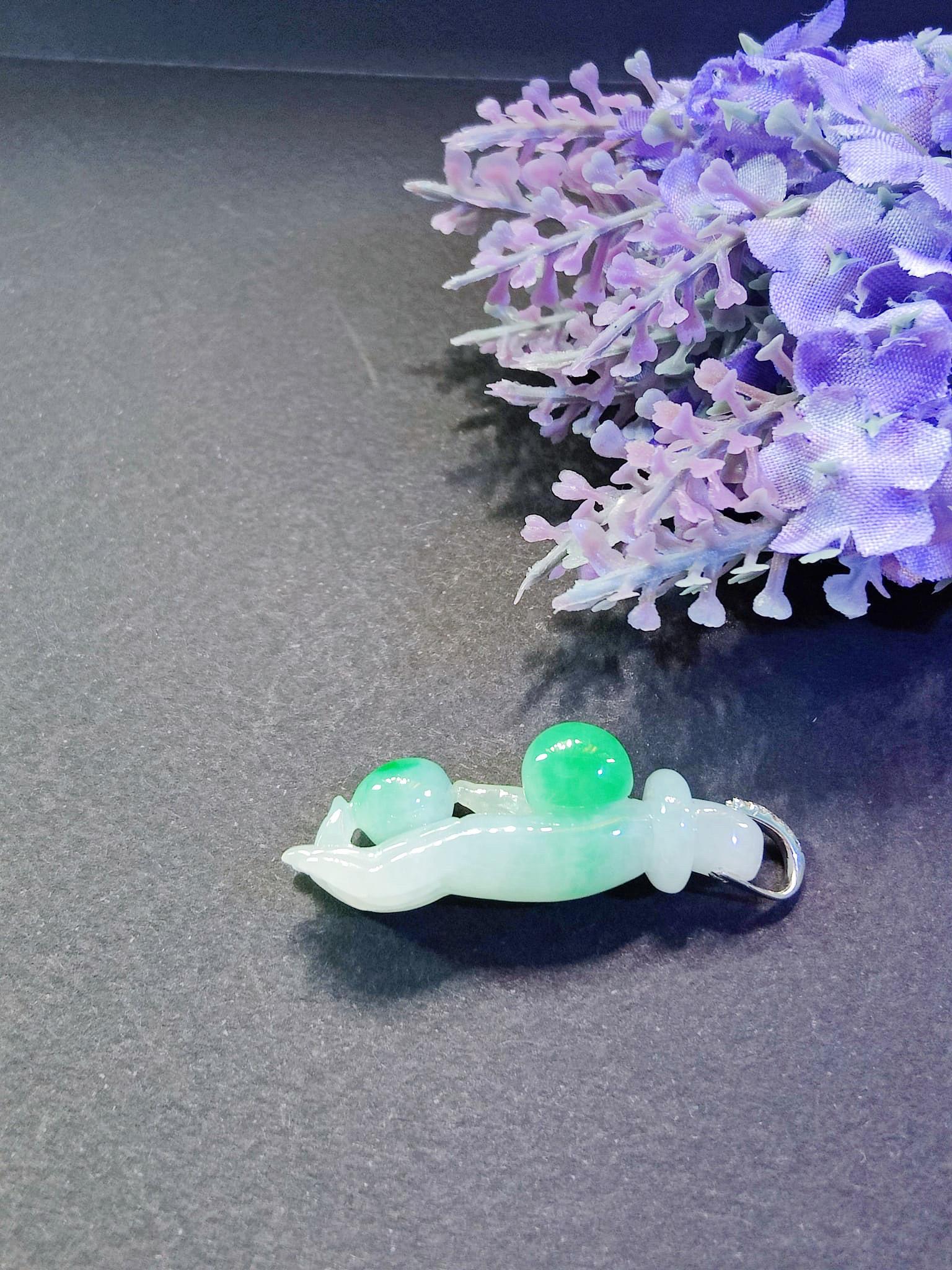 Natural Myanmar Buddha Hand Vivid Green Jade Pendant in 18K Gold and Diamond In New Condition For Sale In Kowloon, HK