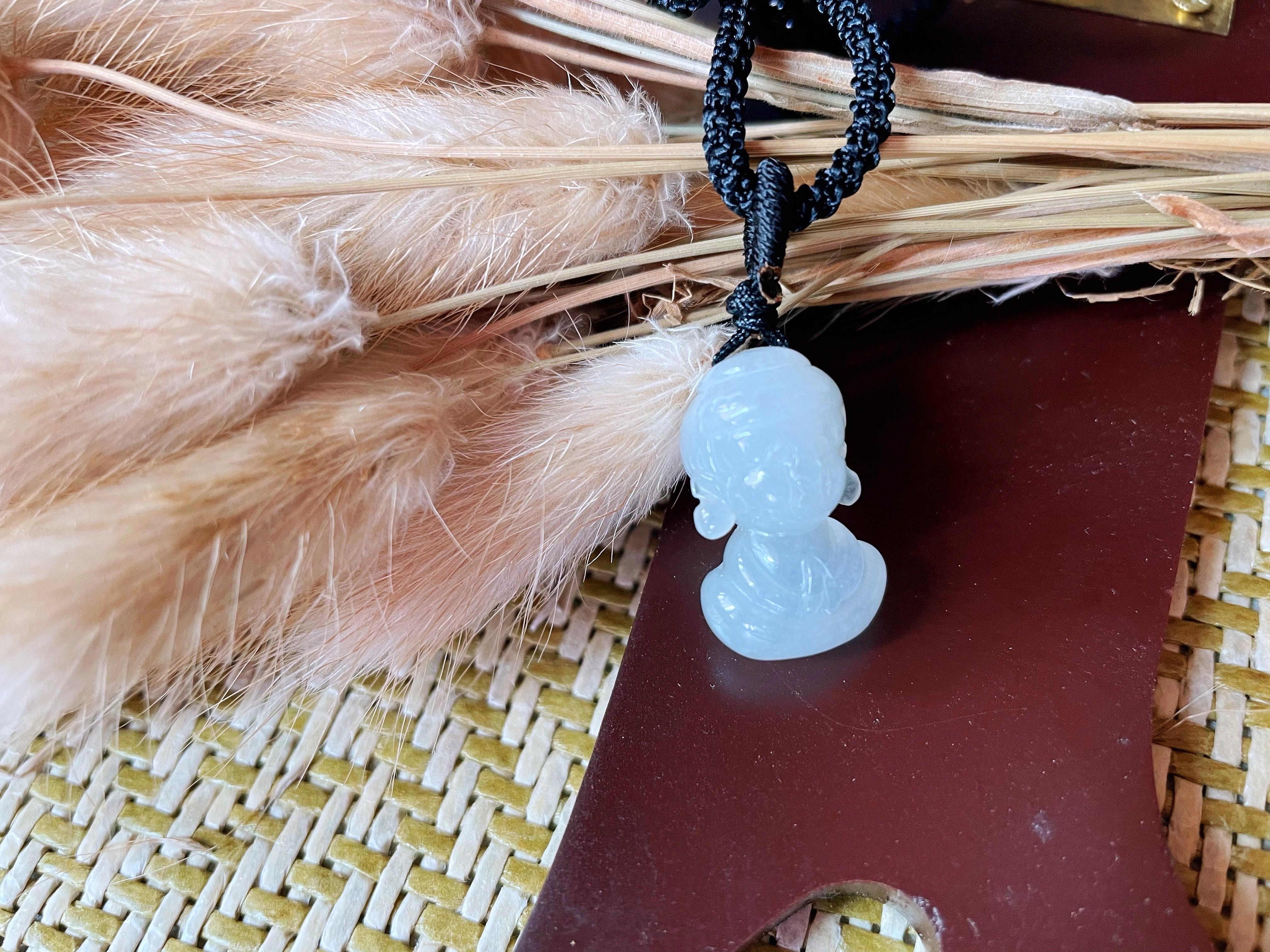 Ce pendentif en jade est 100 % naturel, non traité et non teinté en jadéite de type A du Myanmar. Il est sculpté à la main en forme de bouddha. La magnifique jadéite blanche translucide offerte par Mère Nature rend ce pendentif unique et attrayant.