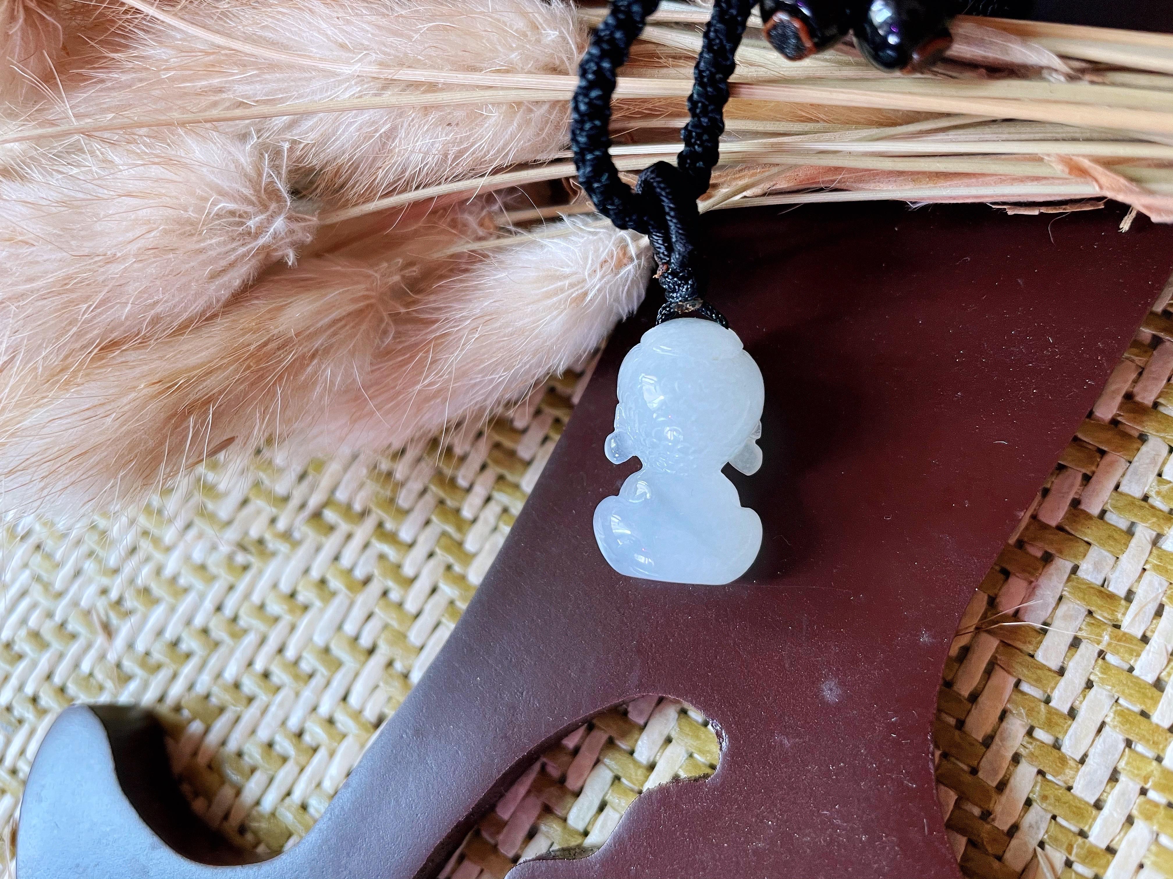 Artisan Pendentif de Bouddha naturel du Myanmar en jadéite glacée en vente