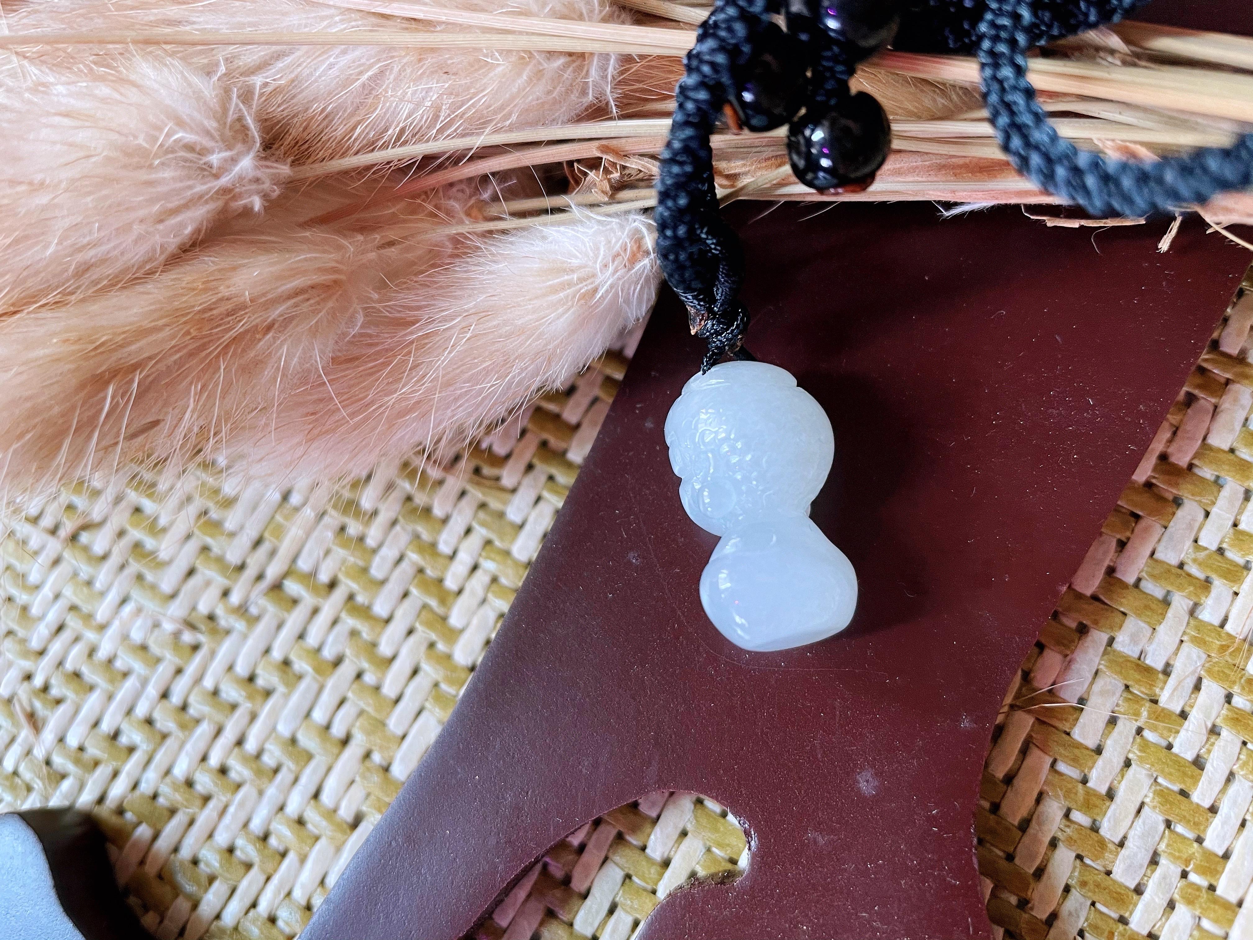 Taille portrait Pendentif de Bouddha naturel du Myanmar en jadéite glacée en vente