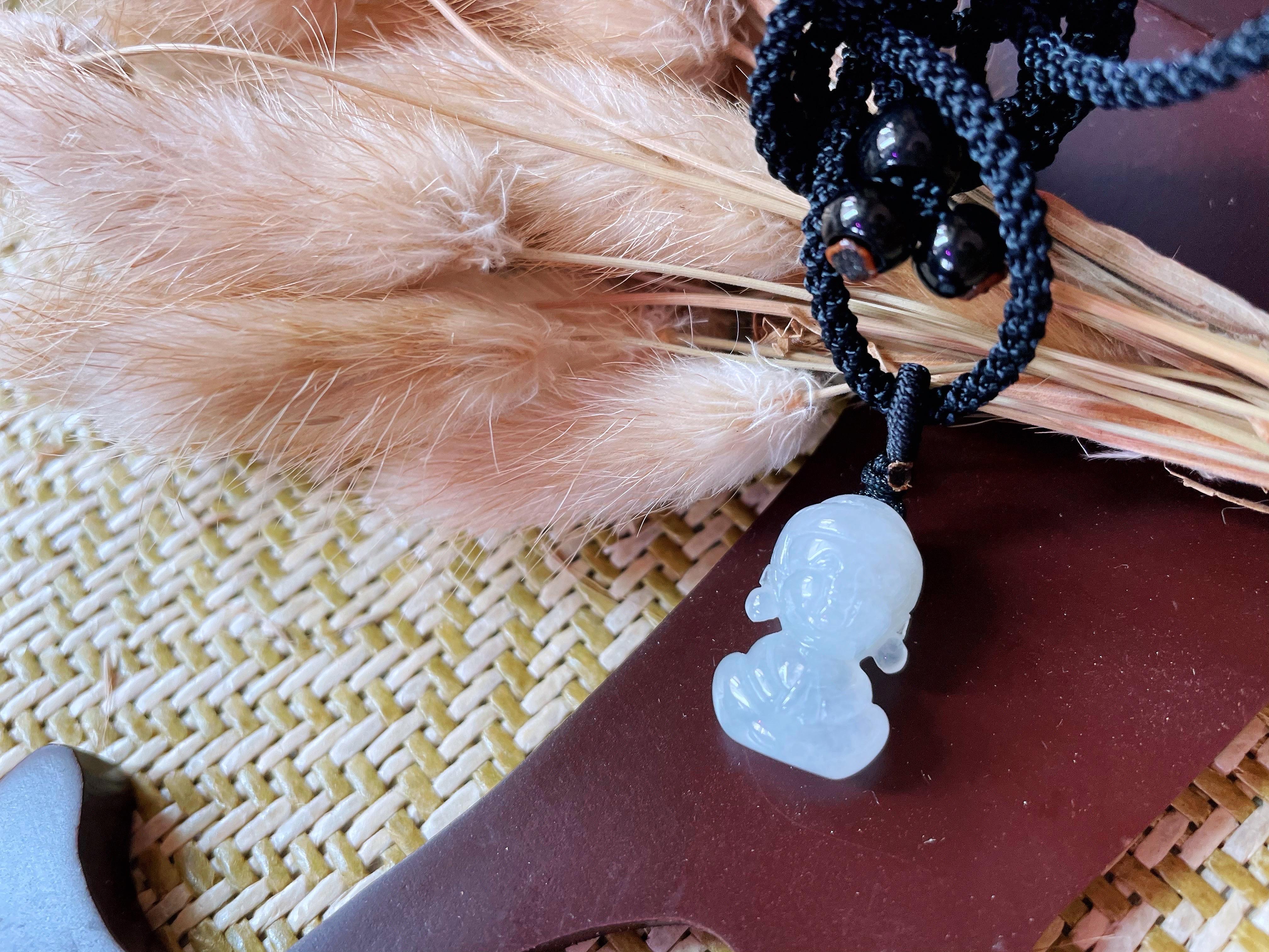 Pendentif de Bouddha naturel du Myanmar en jadéite glacée Unisexe en vente