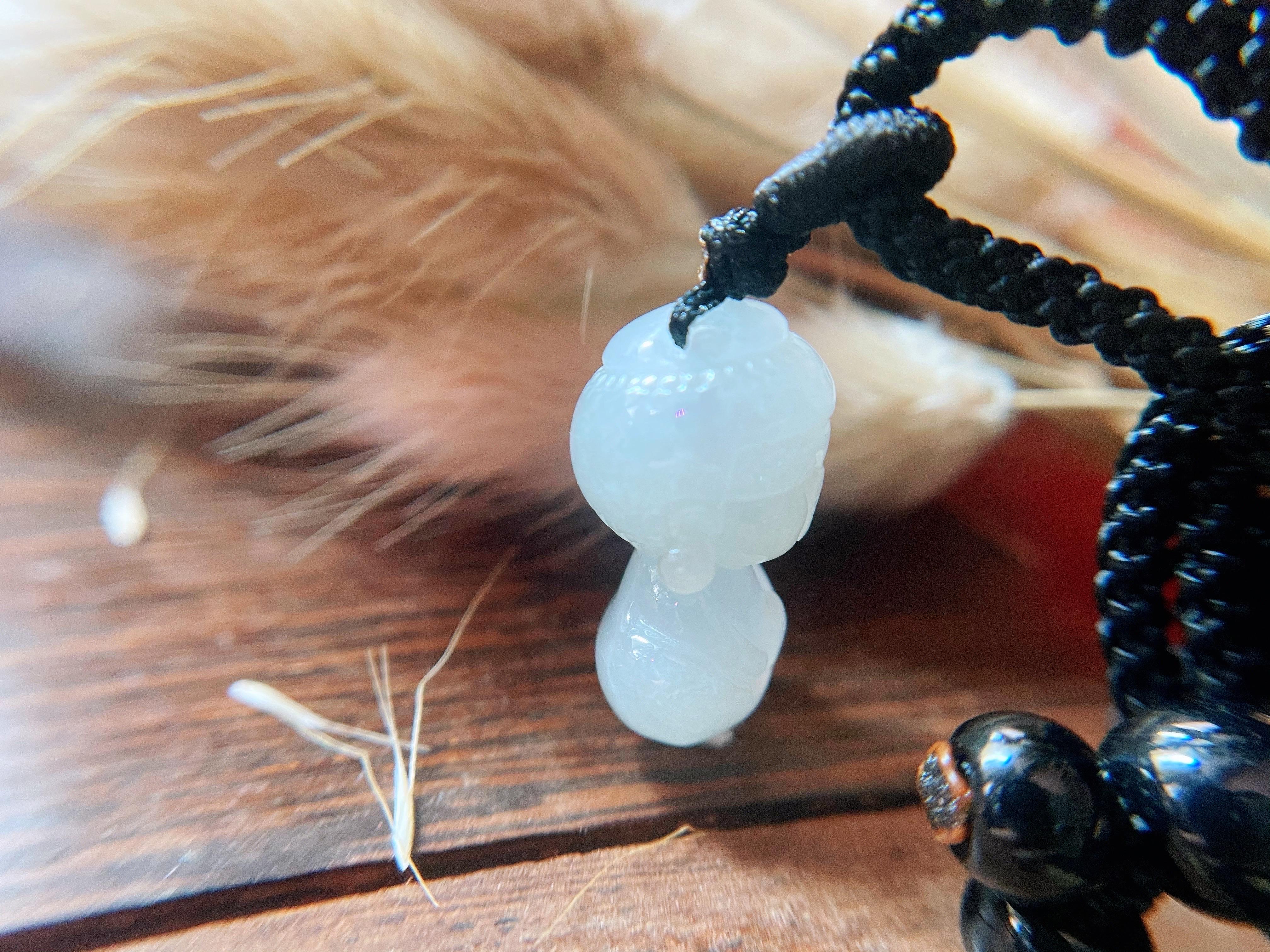 Pendentif de Bouddha naturel du Myanmar en jadéite glacée en vente 2