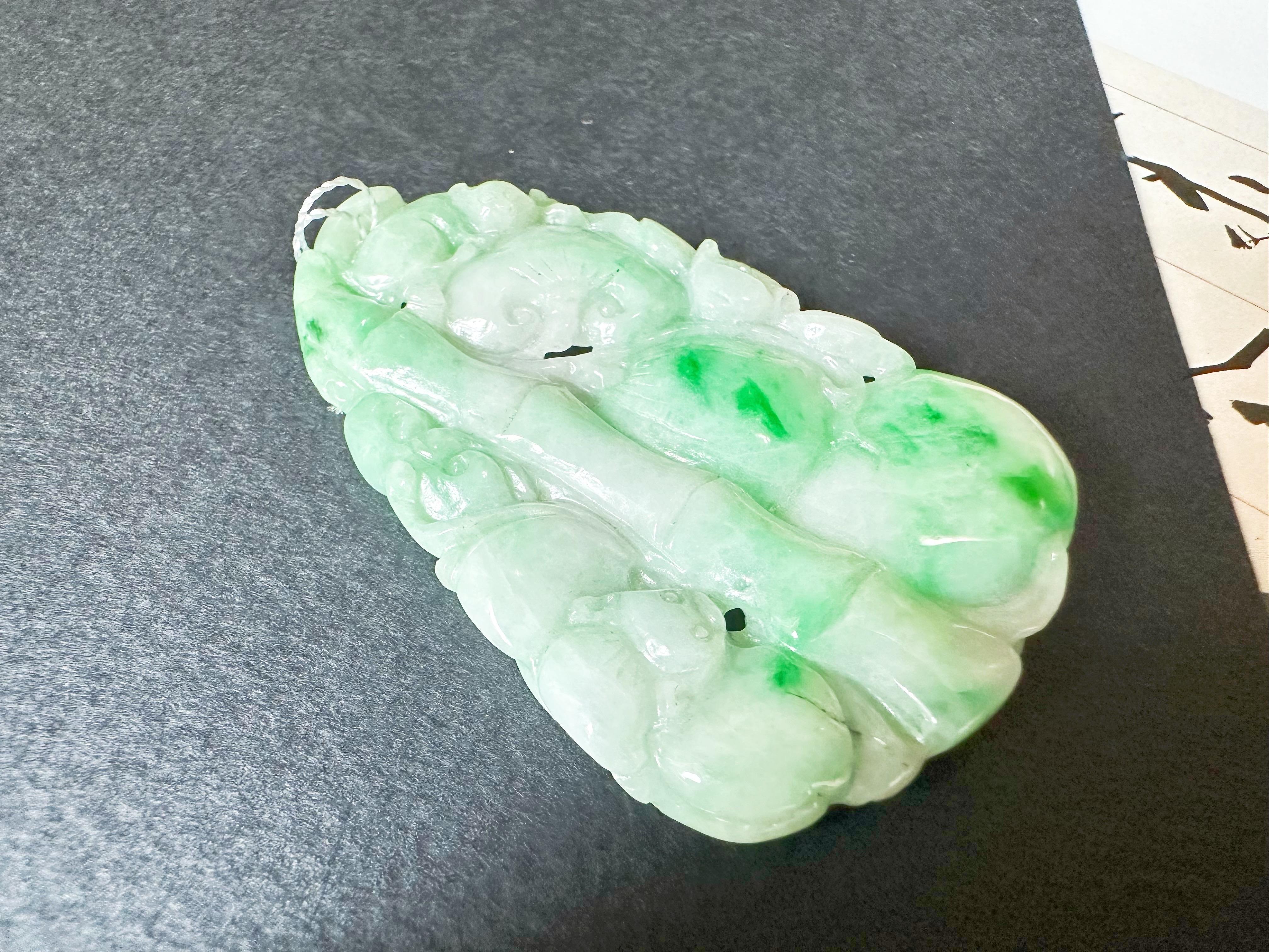 Jade naturel du Myanmar à double face vert vif sculpté, Ruyi et pêche en vente 4