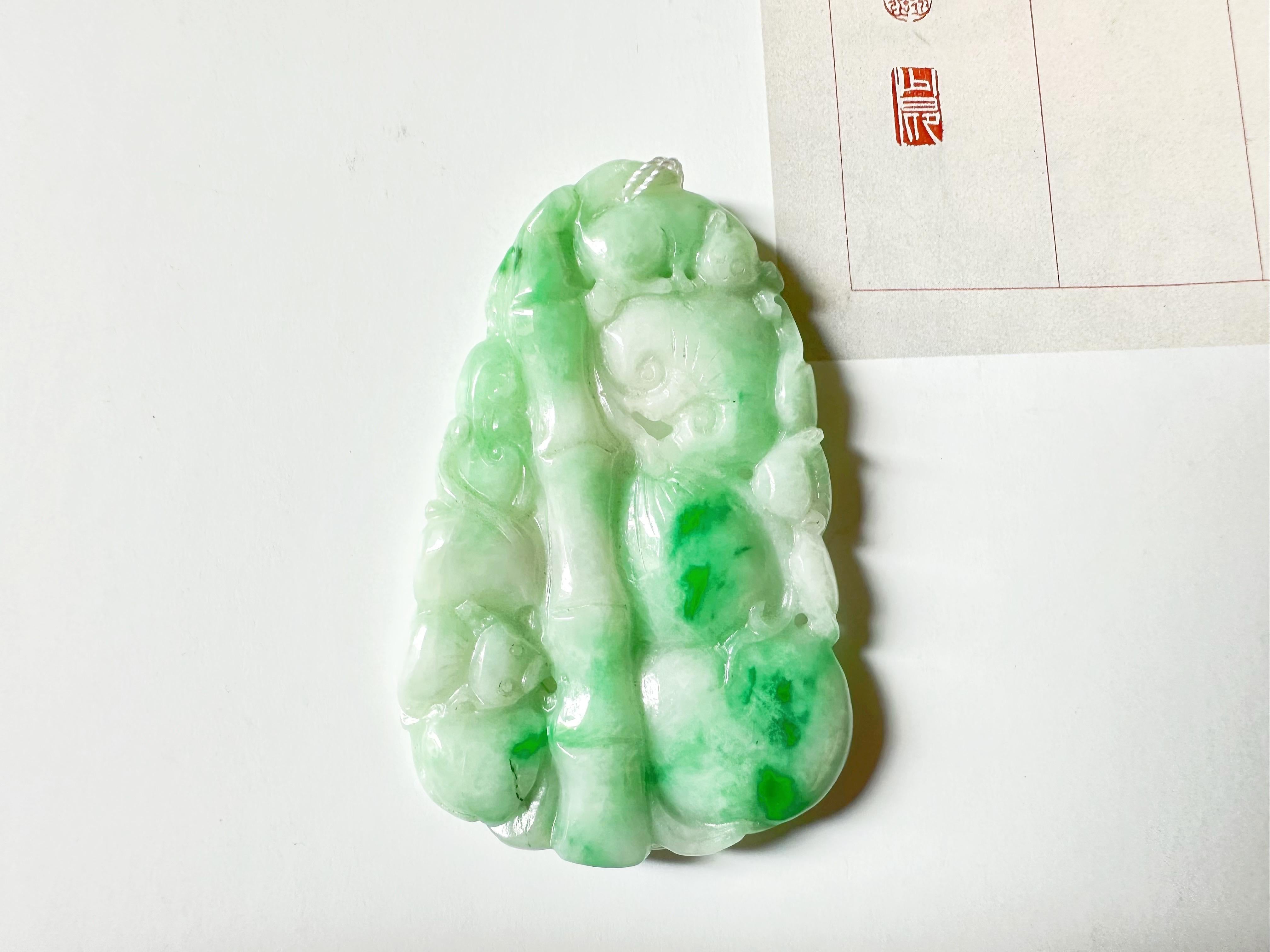 Jade naturel du Myanmar à double face vert vif sculpté, Ruyi et pêche en vente 5