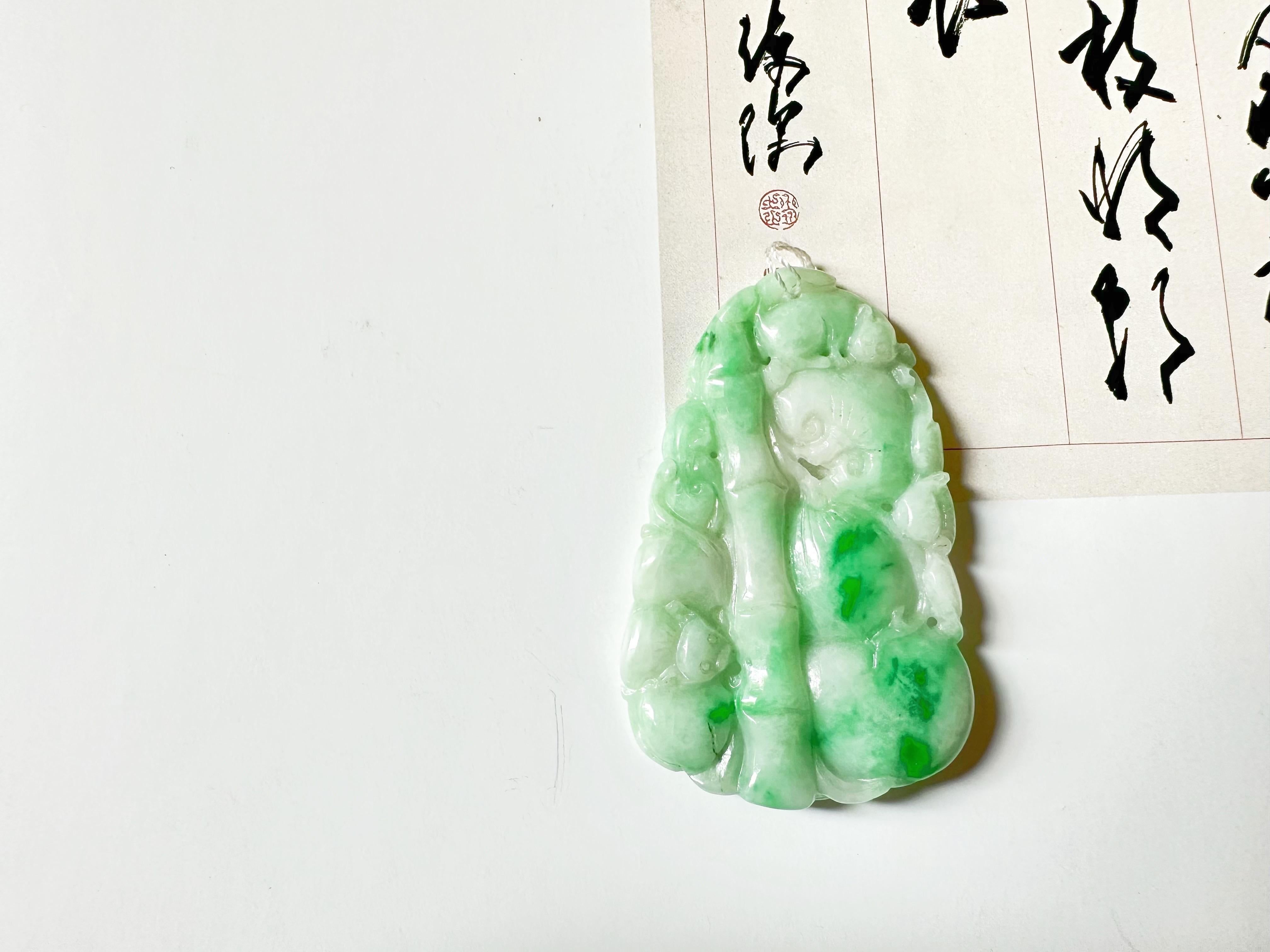 Jade naturel du Myanmar à double face vert vif sculpté, Ruyi et pêche en vente 6
