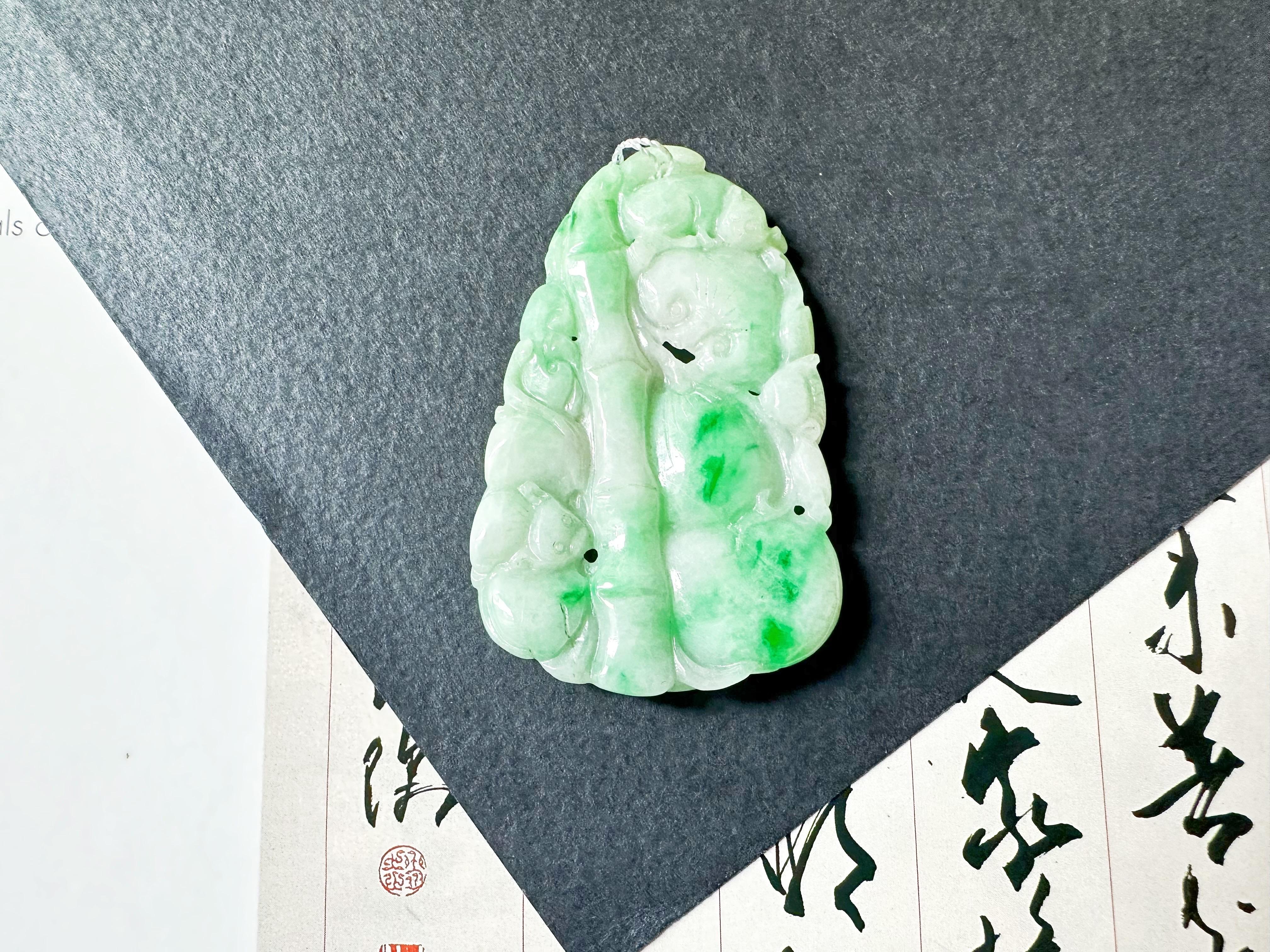Jade naturel du Myanmar à double face vert vif sculpté, Ruyi et pêche en vente 7