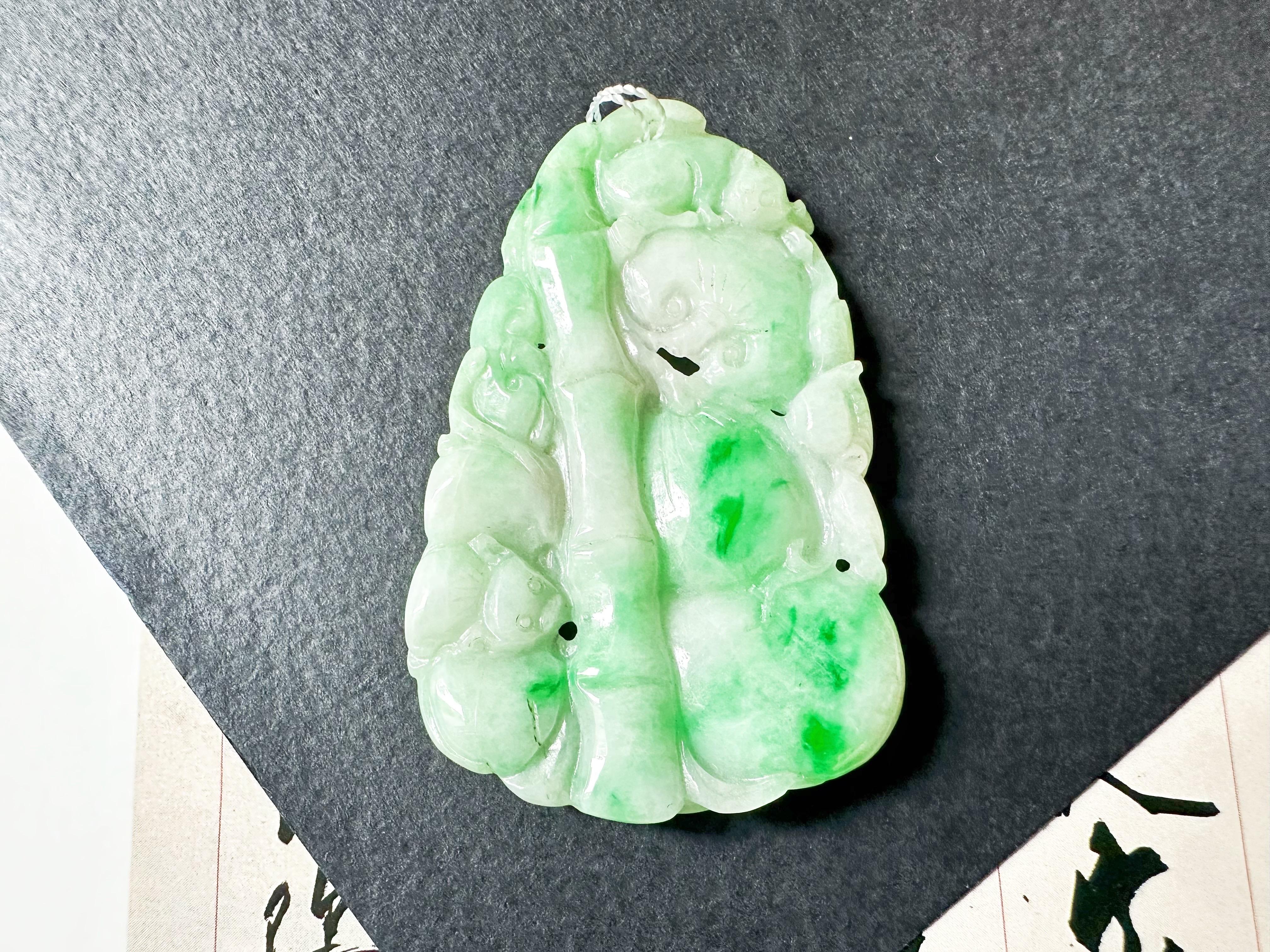 Jade naturel du Myanmar à double face vert vif sculpté, Ruyi et pêche en vente 8