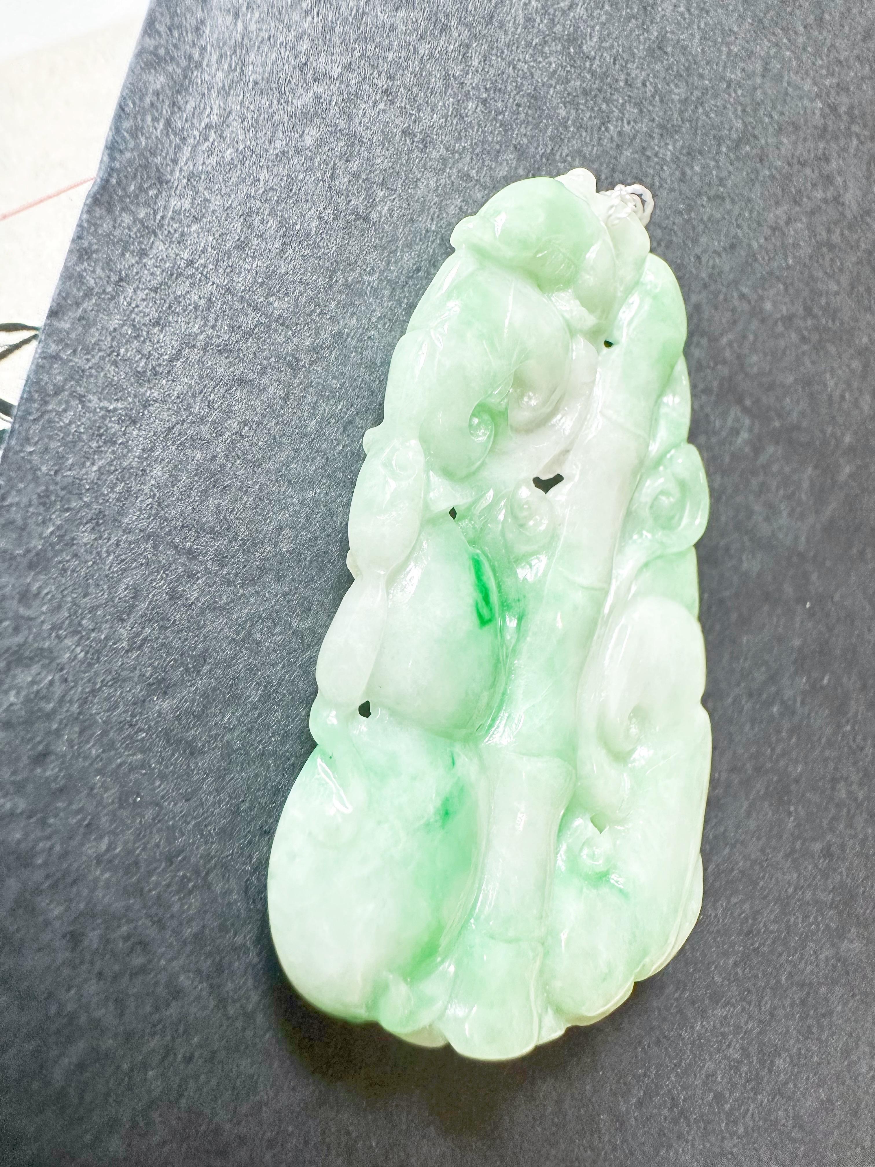 Art nouveau Jade naturel du Myanmar à double face vert vif sculpté, Ruyi et pêche en vente