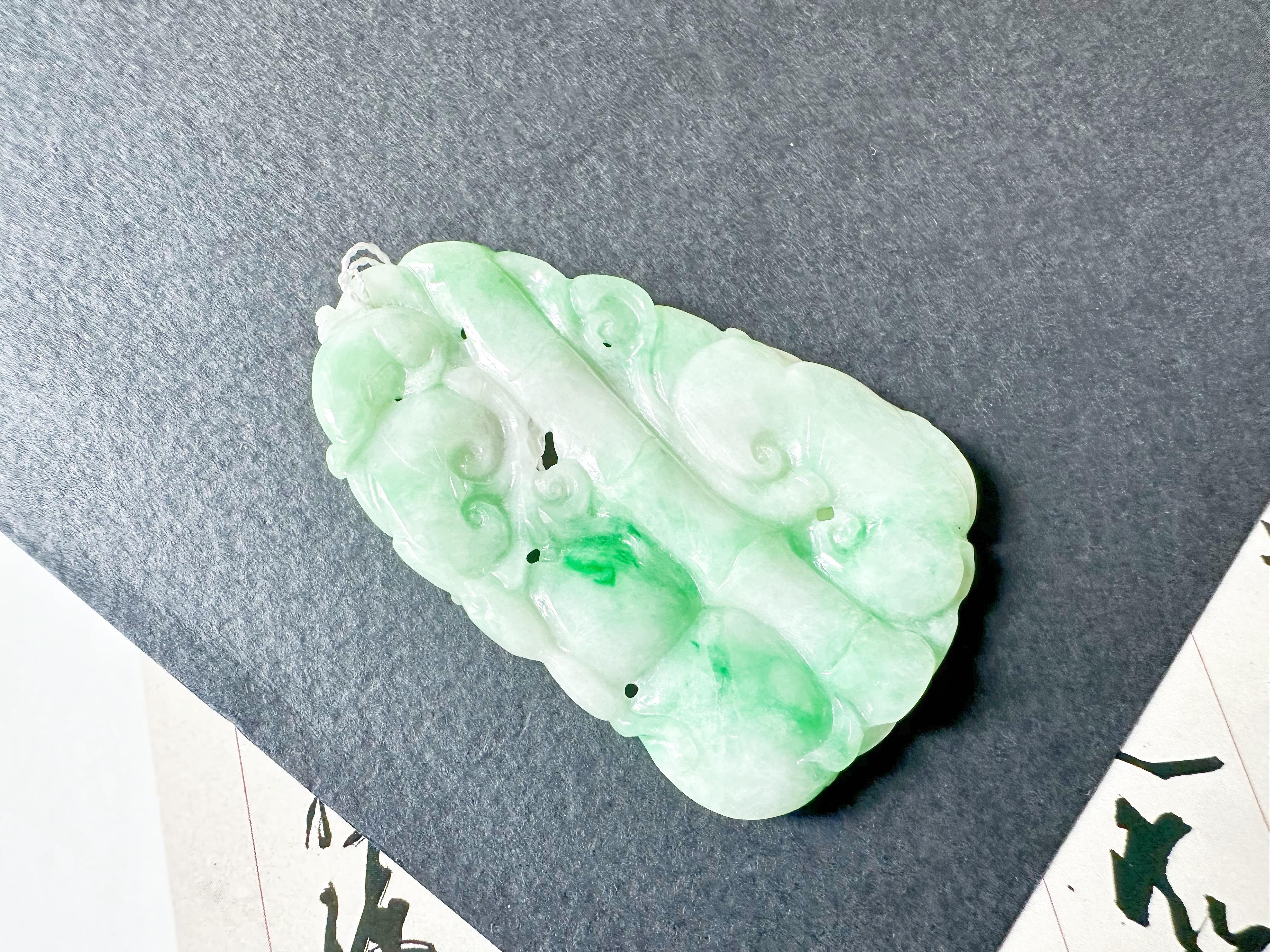 Taille trillion Jade naturel du Myanmar à double face vert vif sculpté, Ruyi et pêche en vente