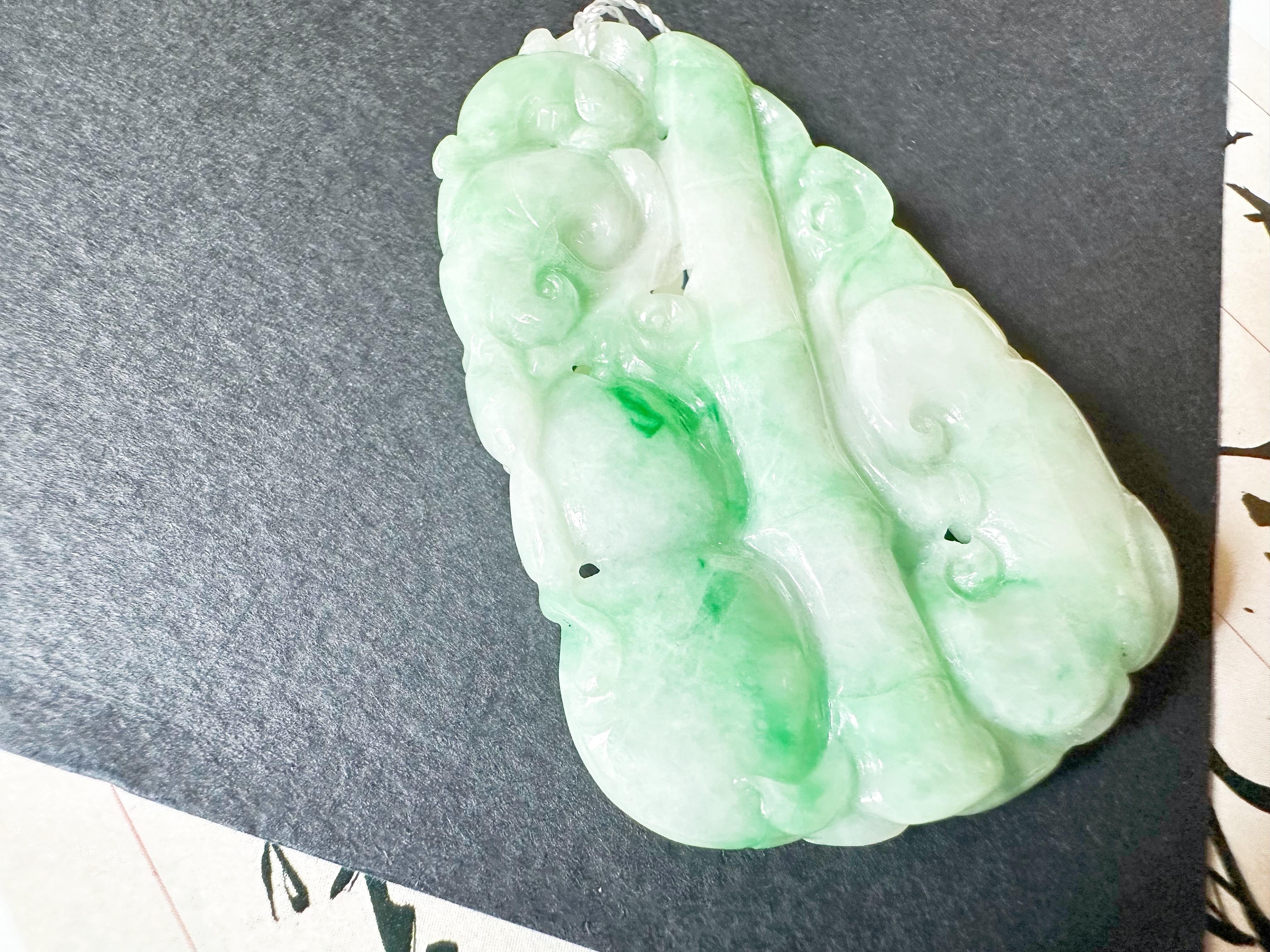 Jade naturel du Myanmar à double face vert vif sculpté, Ruyi et pêche Neuf - En vente à Kowloon, HK