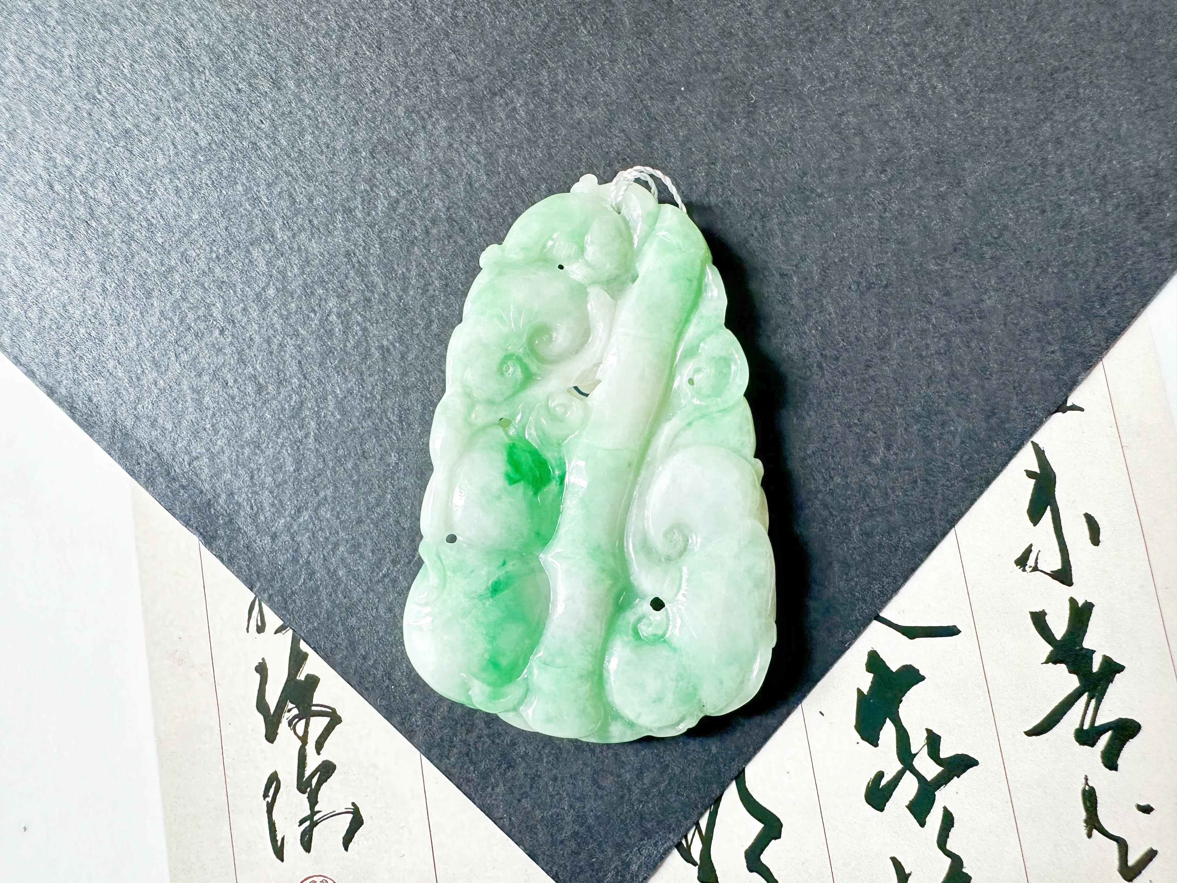 Jade naturel du Myanmar à double face vert vif sculpté, Ruyi et pêche Pour hommes en vente
