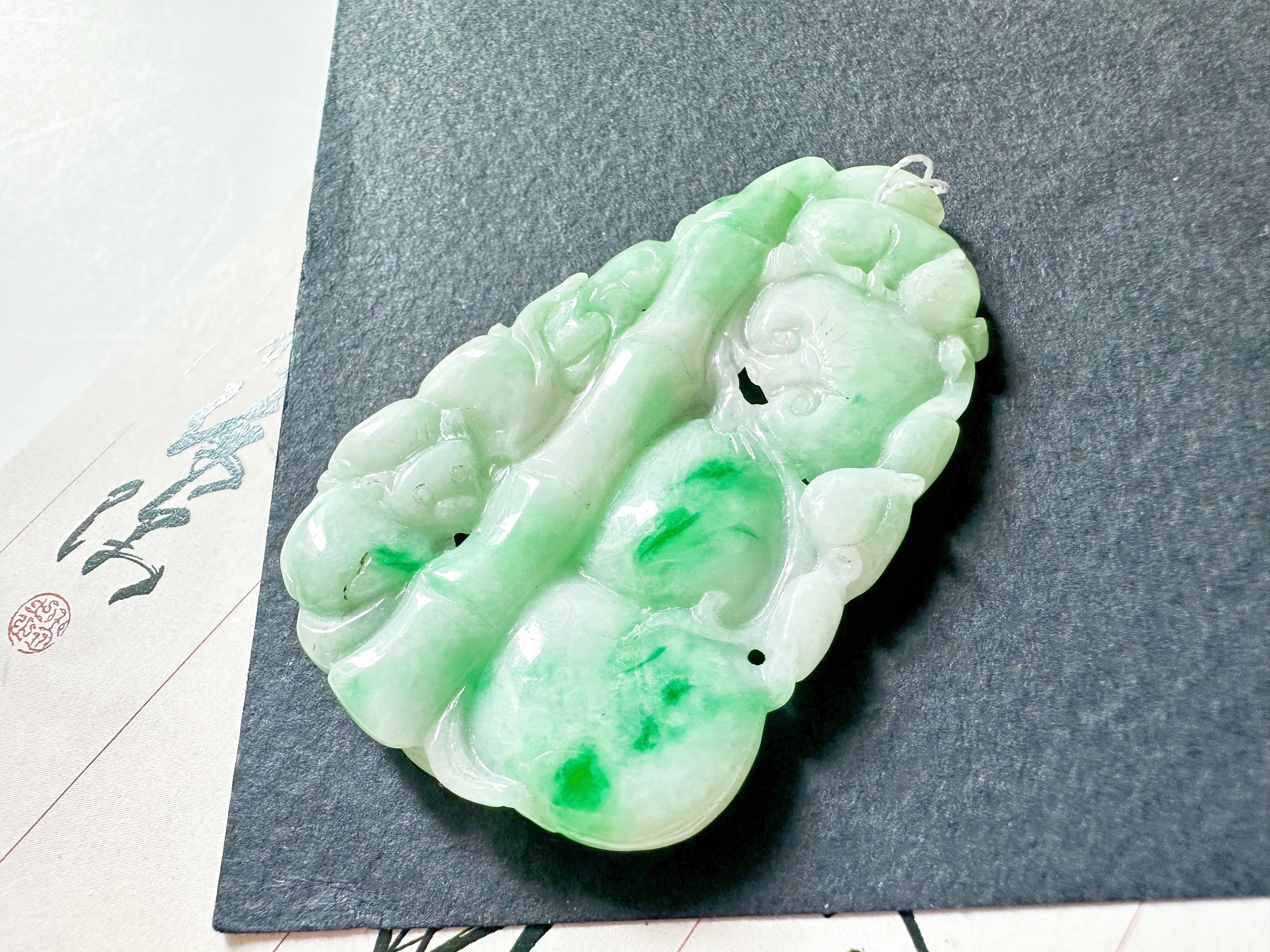 Jade naturel du Myanmar à double face vert vif sculpté, Ruyi et pêche en vente 1