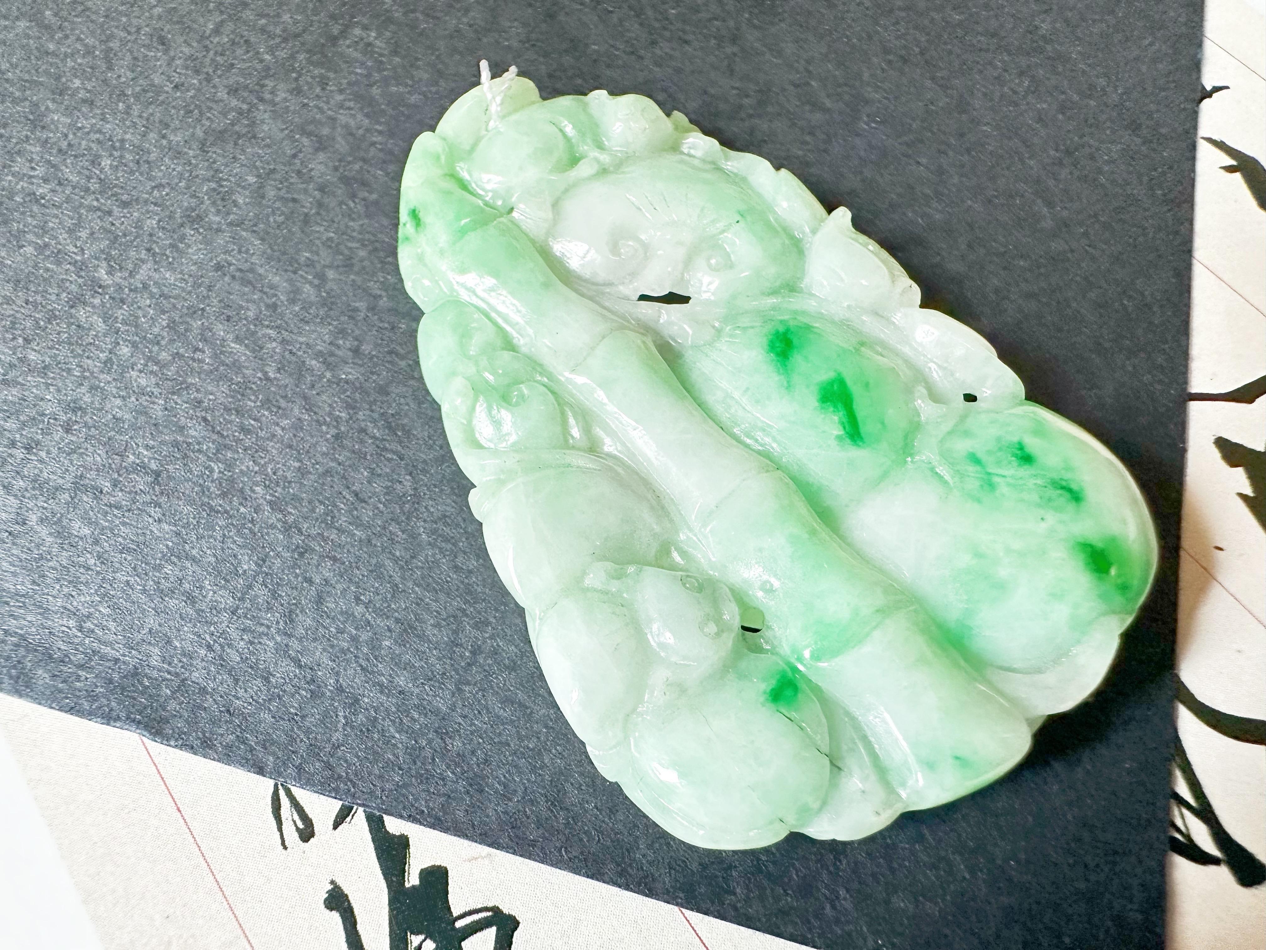 Jade naturel du Myanmar à double face vert vif sculpté, Ruyi et pêche en vente 2