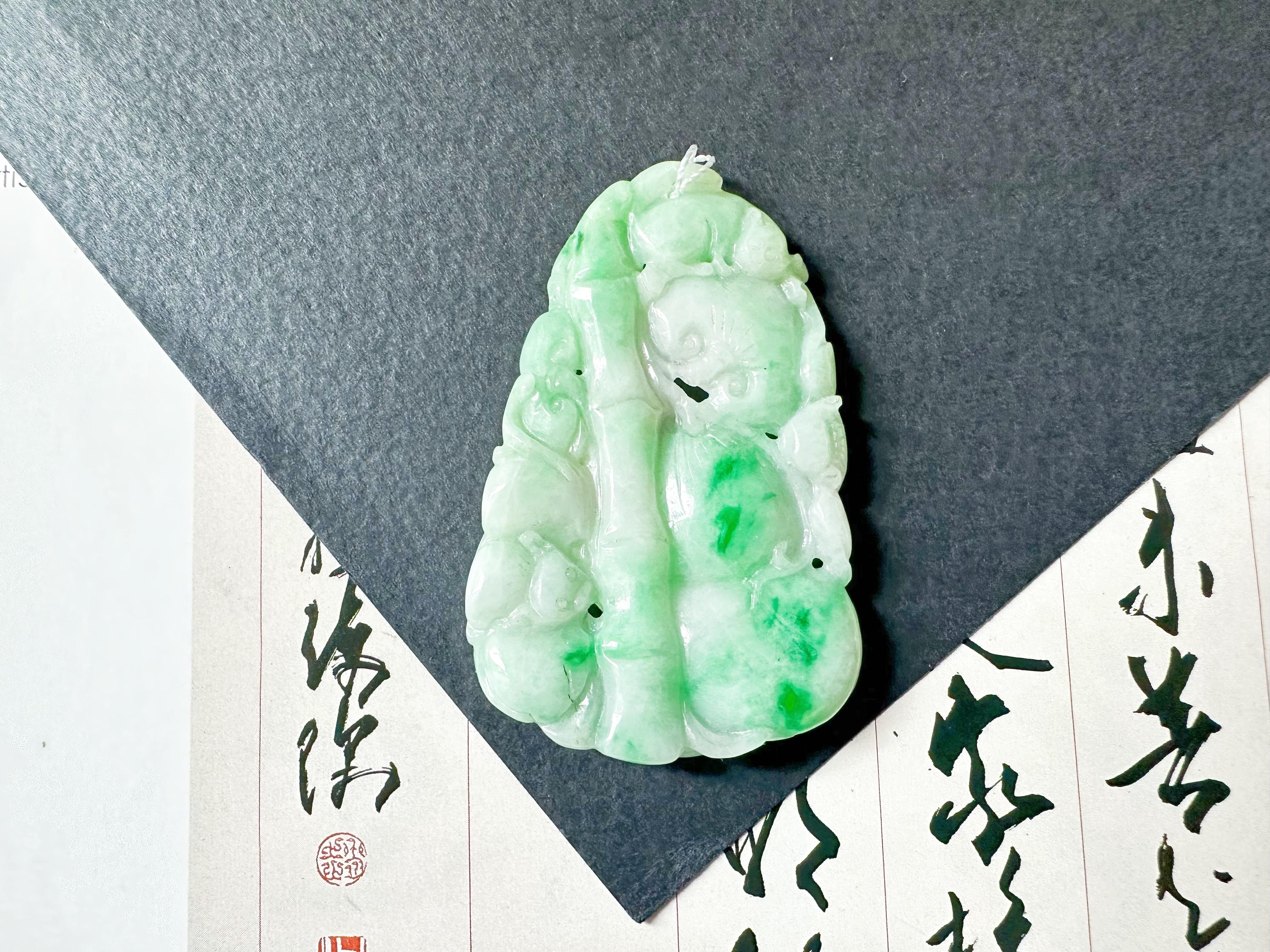 Jade naturel du Myanmar à double face vert vif sculpté, Ruyi et pêche en vente 3