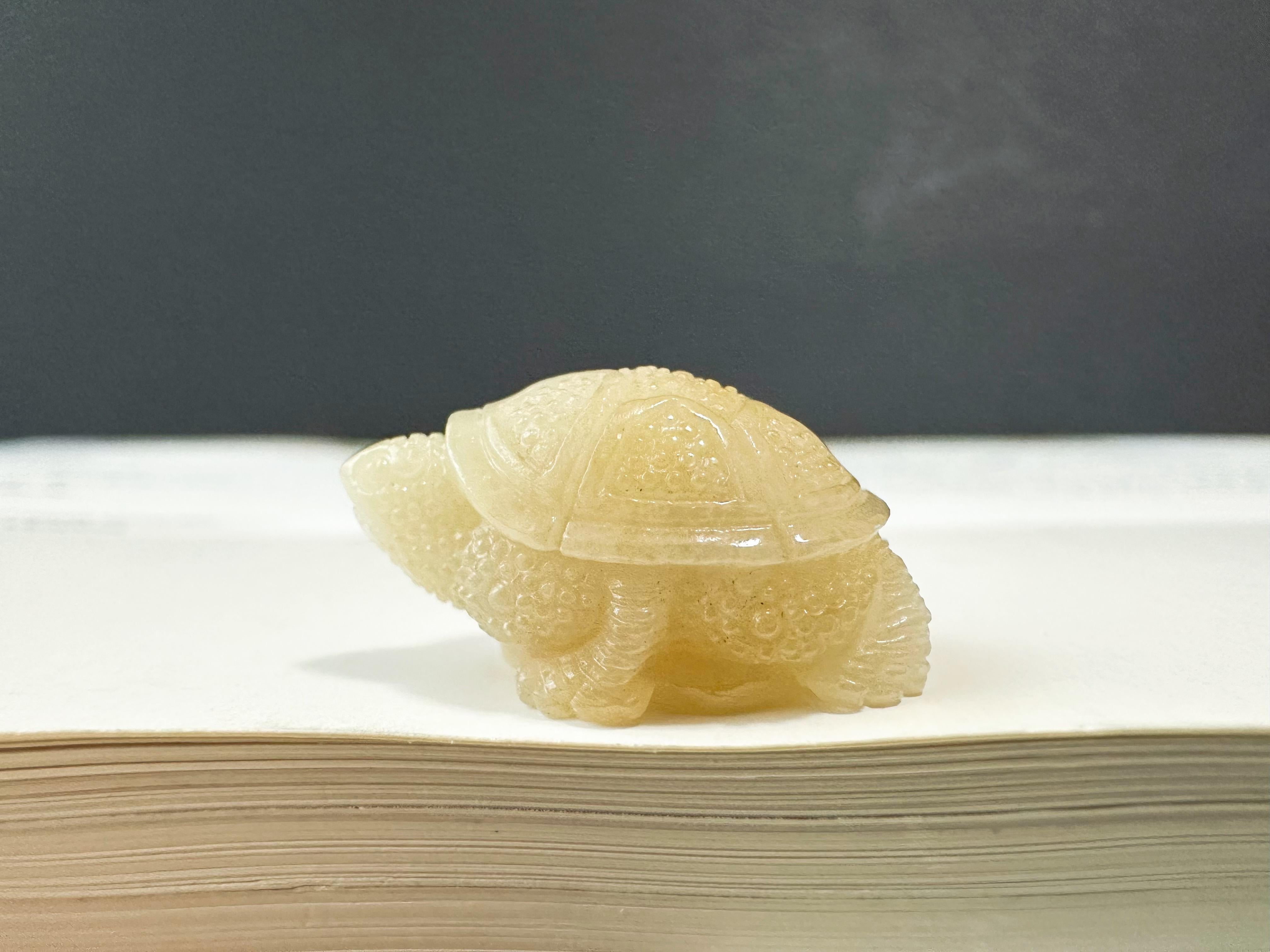 Presentamos nuestro exquisito Jade Tortuga Amarillo Dorado, una obra maestra meticulosamente elaborada a mano que es realmente única en su especie. Cuidadosamente diseñada por nuestros hábiles artesanos, esta extraordinaria obra de arte de jadeíta